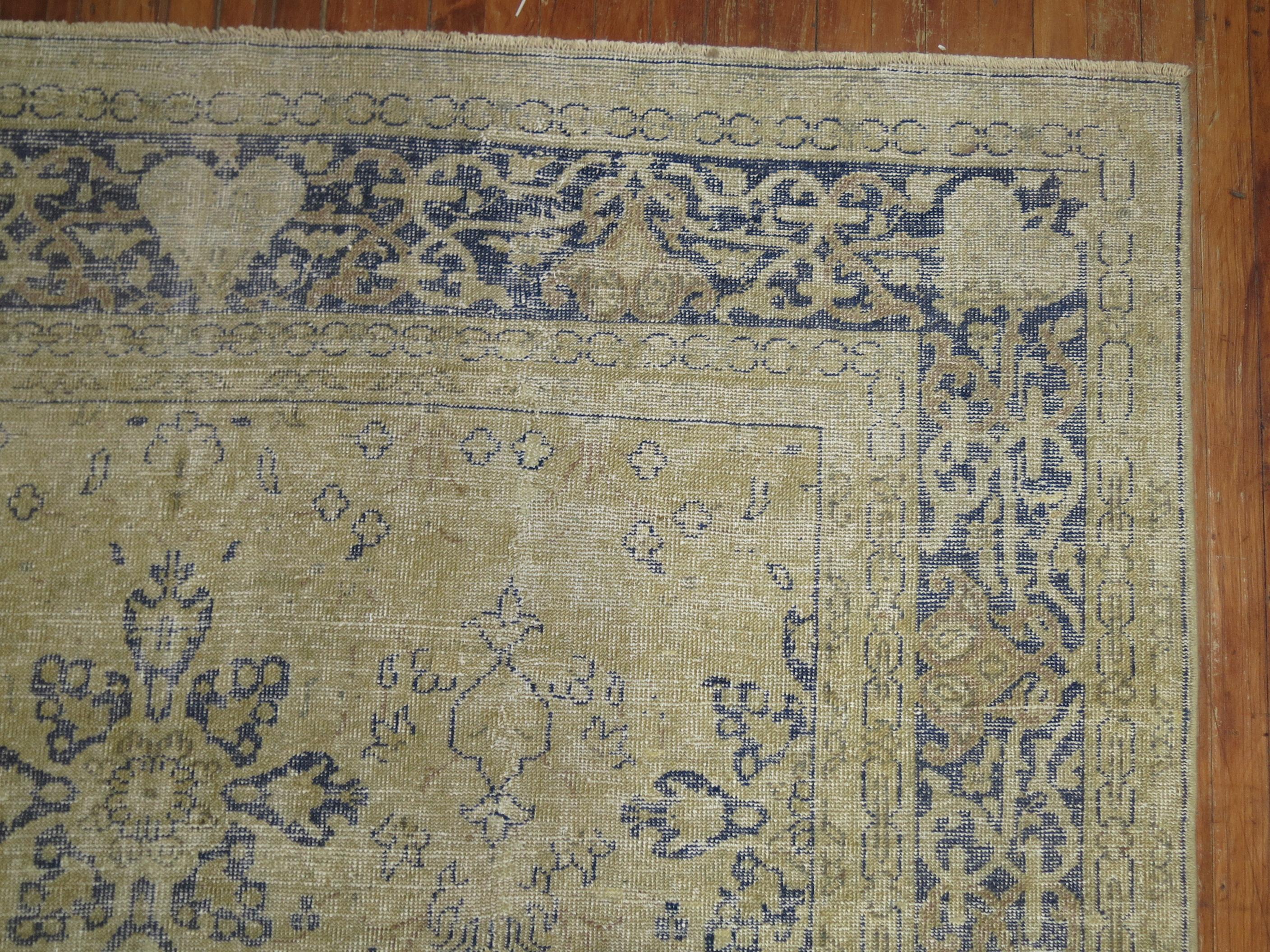 Zabihi Kollektion getragener türkischer Teppich in neutraler Farbe Corridor-Größe (Böhmisch) im Angebot