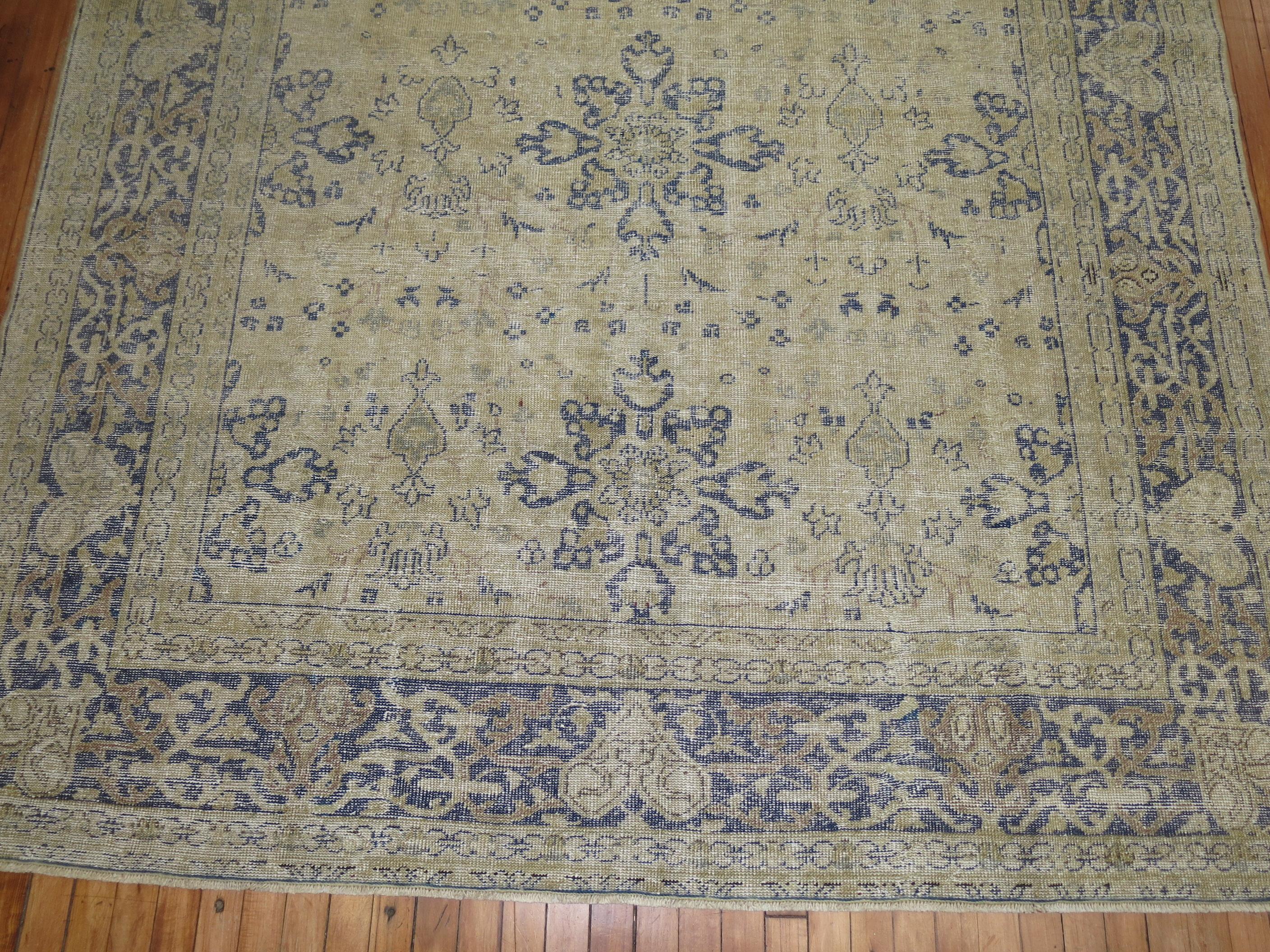 Zabihi Kollektion getragener türkischer Teppich in neutraler Farbe Corridor-Größe im Zustand „Gut“ im Angebot in New York, NY