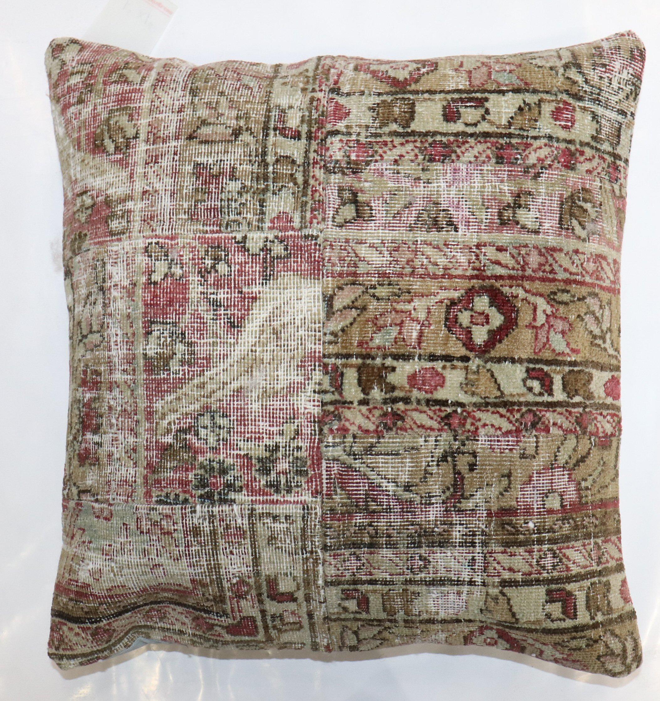 Oreiller réalisé à partir d'un tapis persan Kerman usé du XIXe siècle, transformé en patchwork. Insert de remplissage et fermeture à glissière fournis

Mesures : 18