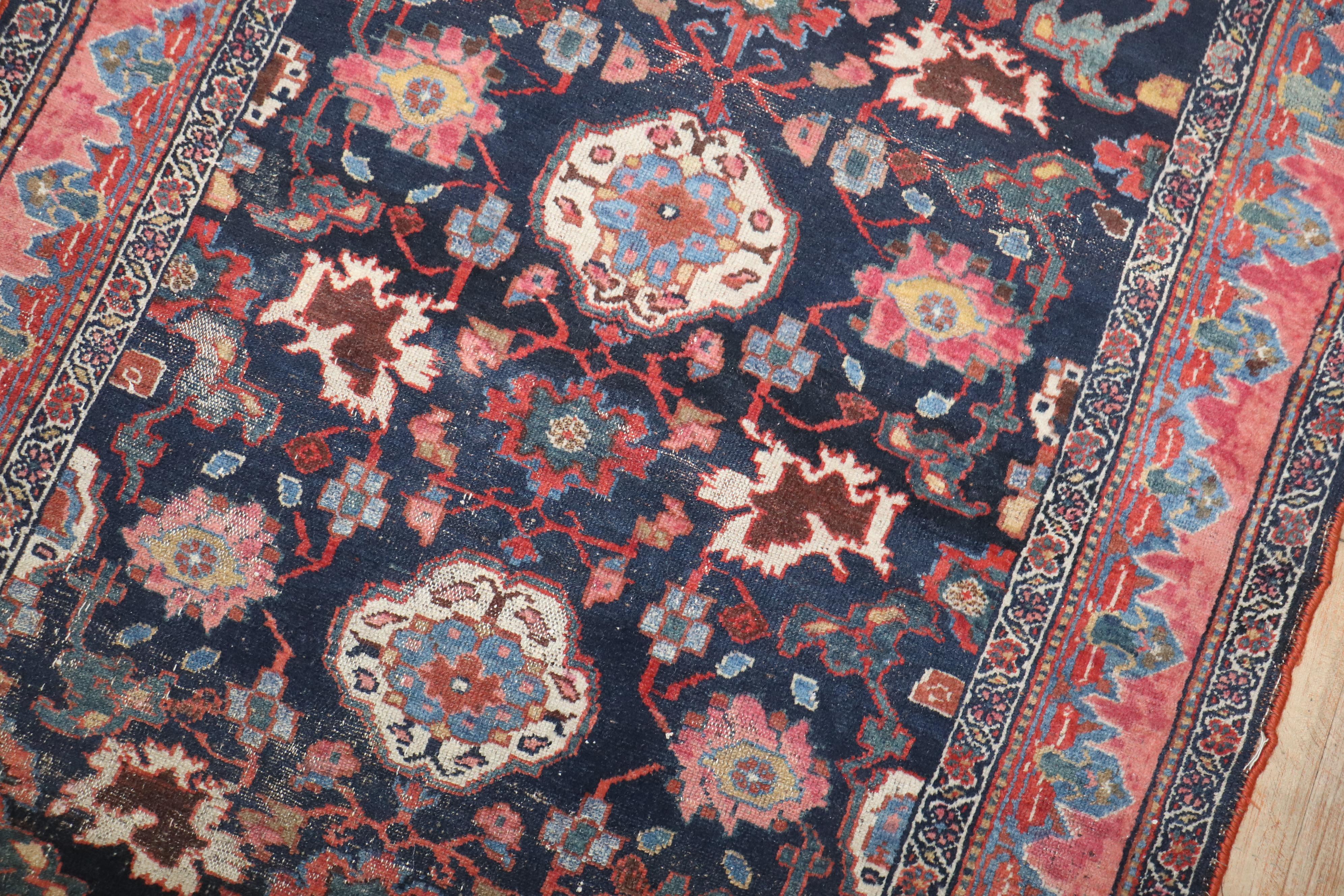 ein getragener persischer Malayer-Teppich aus dem frühen 20.

Maße: 4'3'' x 6'1''.
