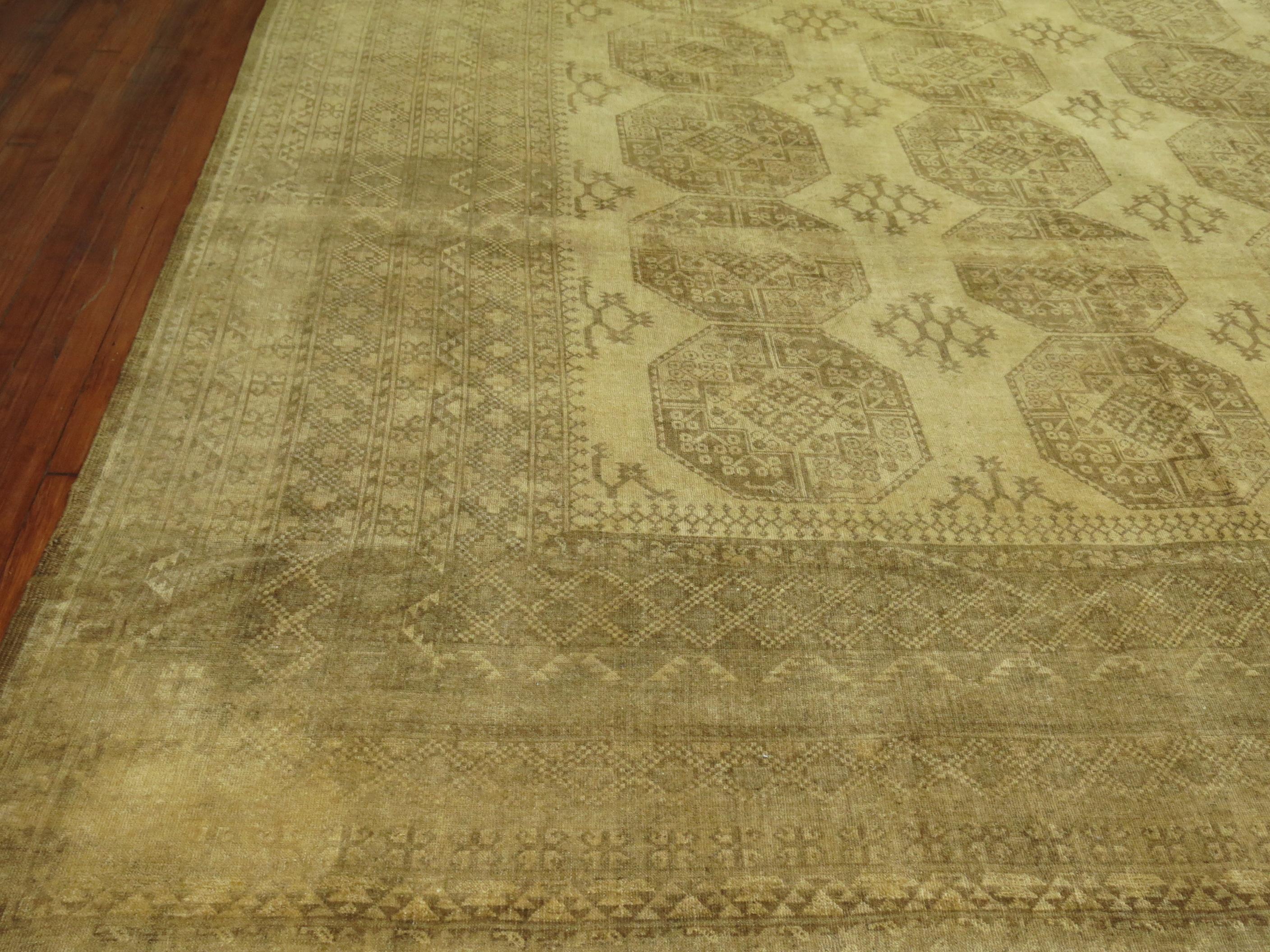 Noué à la main Tapis Tribal Ersari de la Collection Zabihi Jaune Beige Crème en vente