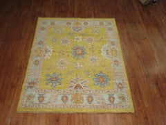 Tappeto Oushak giallo in stile vintage della collezione Zabihi