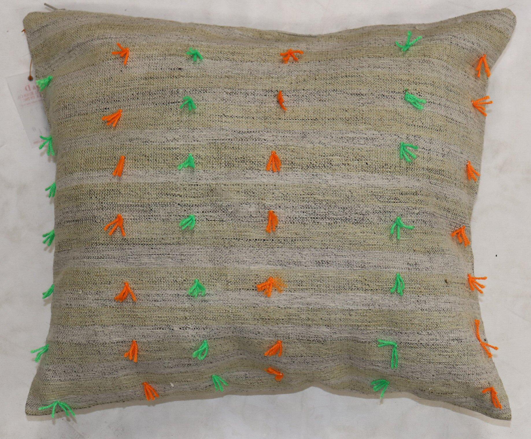 Kissen aus einem alten türkischen Kelim mit aufgestickten bunten Wollflecken, die dem Kissen eine böhmische Atmosphäre verleihen. Mit Reißverschluss und Schaumstoffeinlage.


Maße: 20