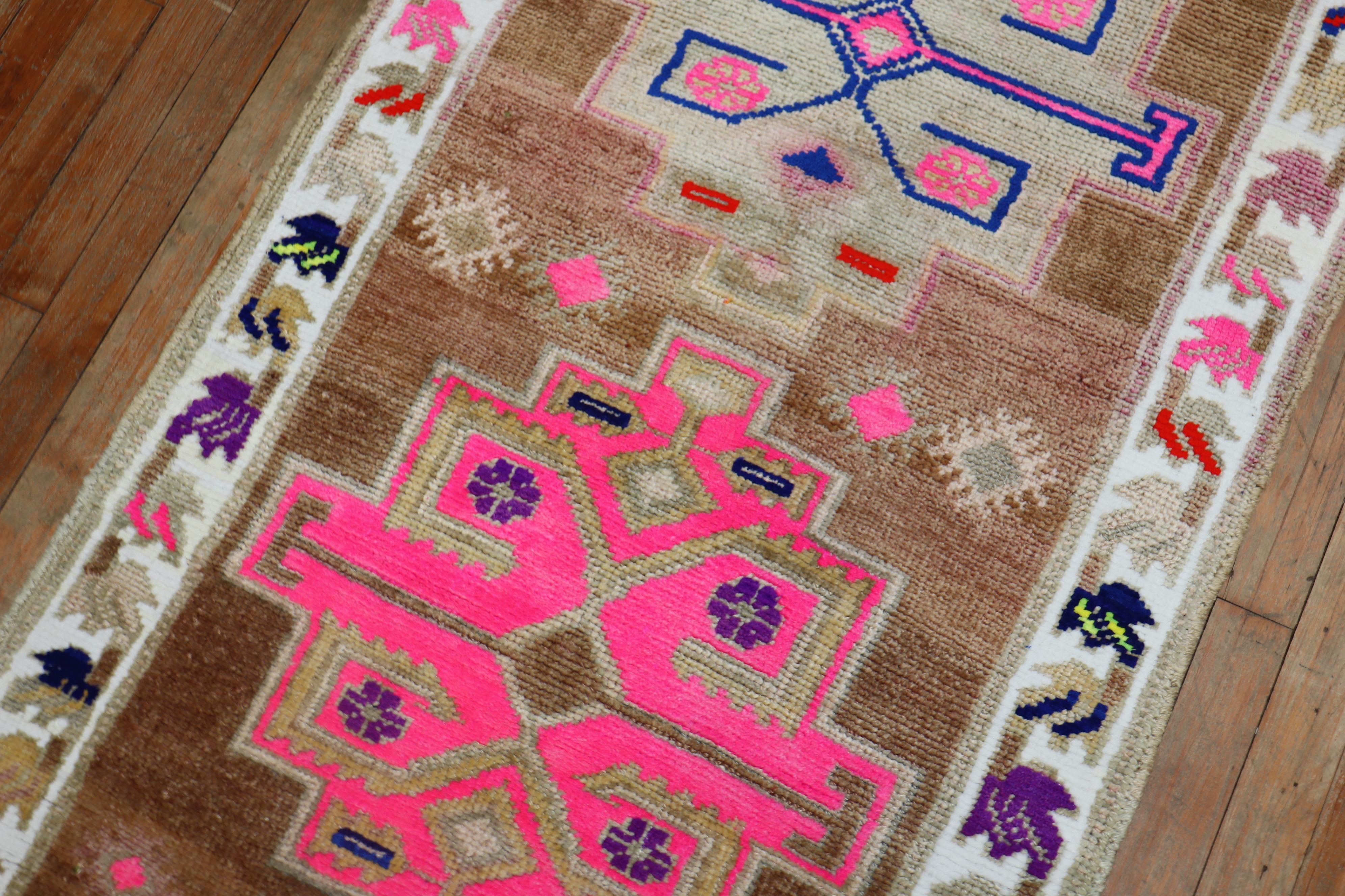 Zabihi Bunte Vintage Türkisch Anatolische Läufer (Futuristisch) im Angebot