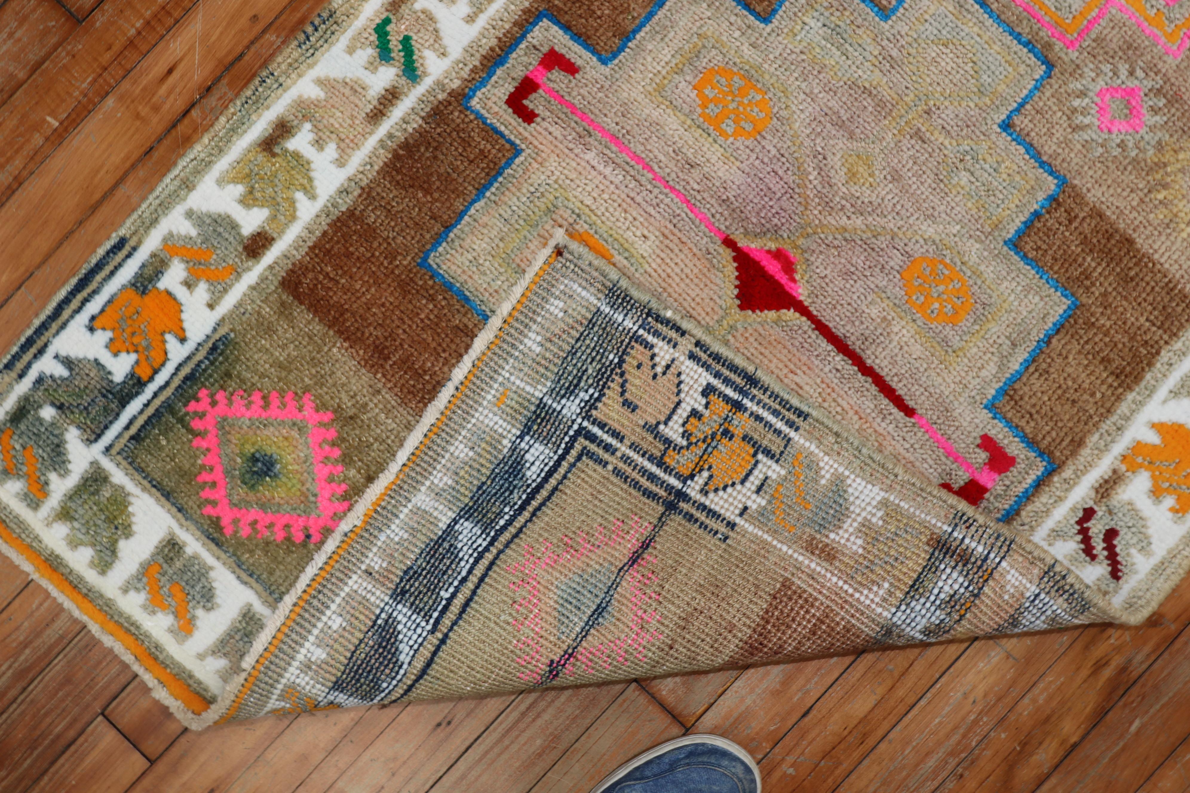 Zabihi Bunte Vintage Türkisch Anatolische Läufer im Zustand „Gut“ im Angebot in New York, NY