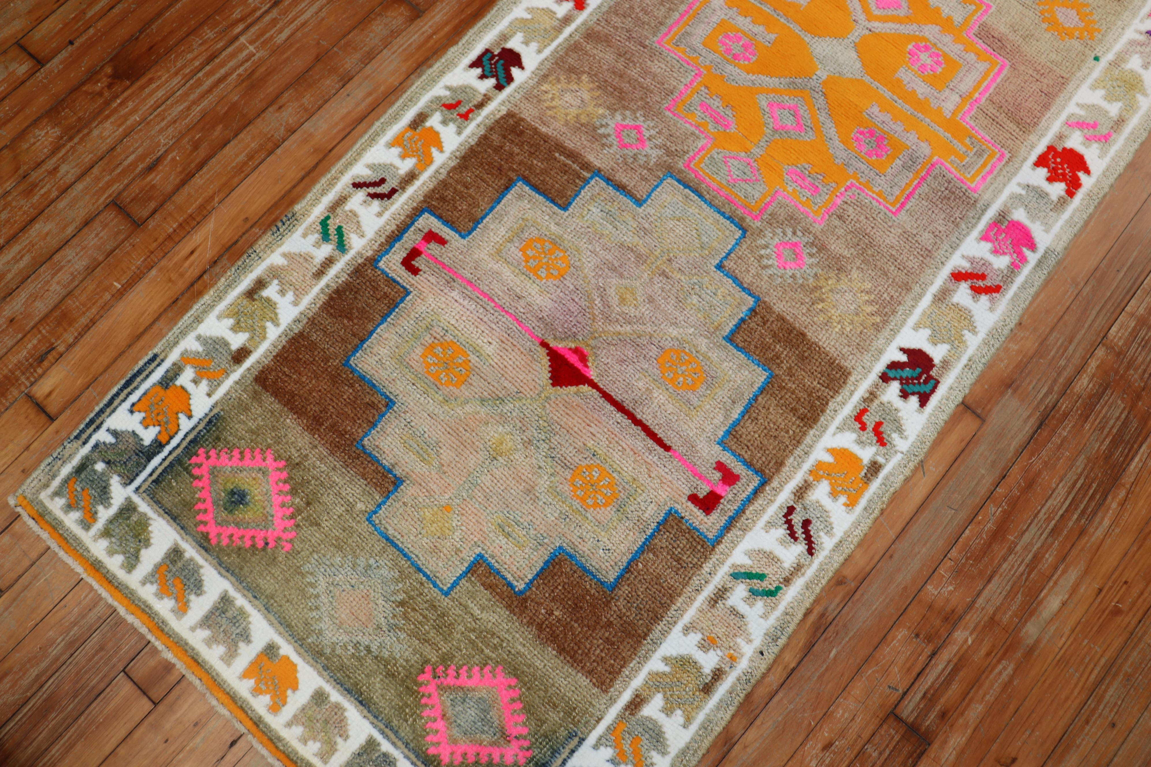 Zabihi Bunte Vintage Türkisch Anatolische Läufer (20. Jahrhundert) im Angebot