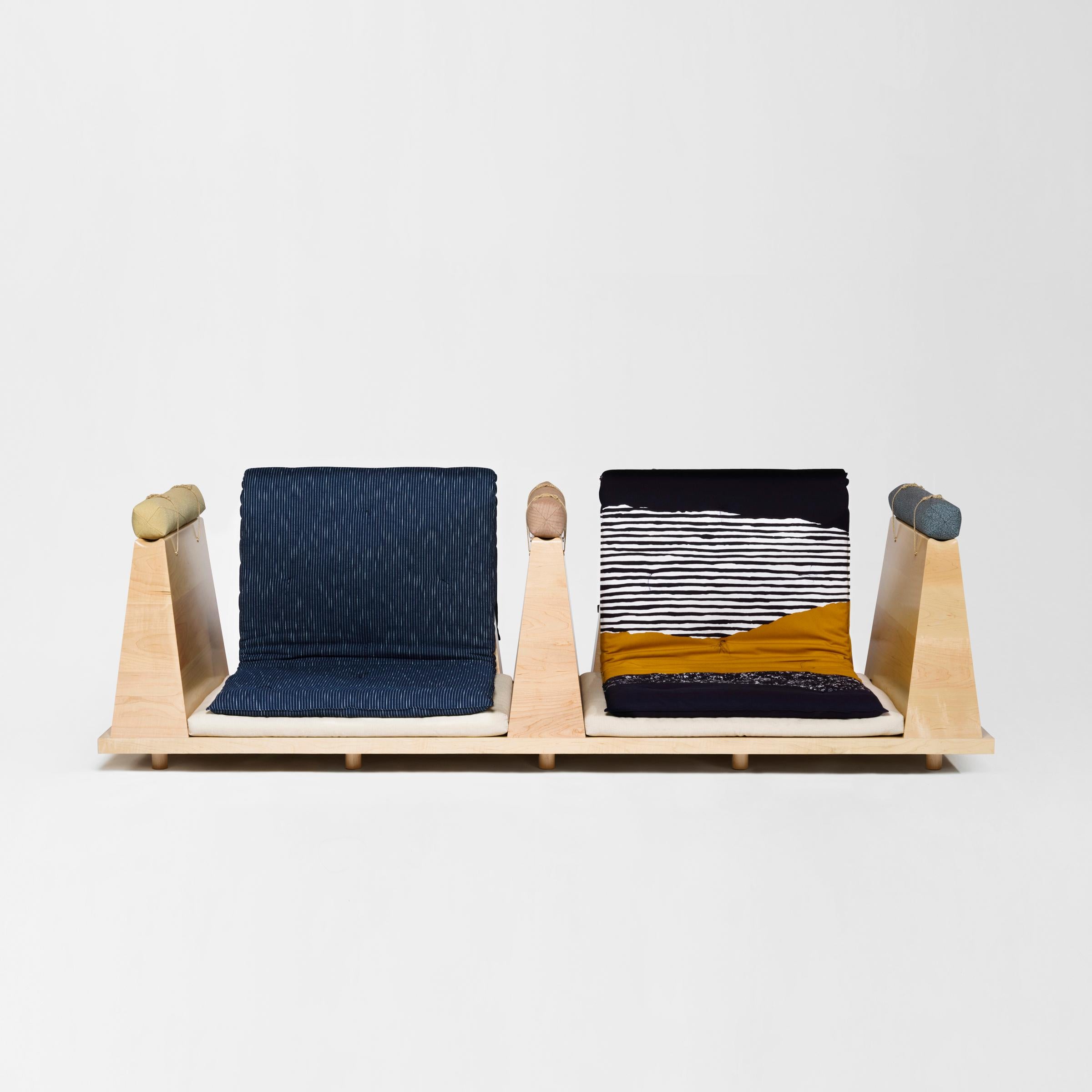 Zabuton-Sofa, handgefertigter japanischer Futon auf modularem Ahornrahmen (Ahornholz) im Angebot