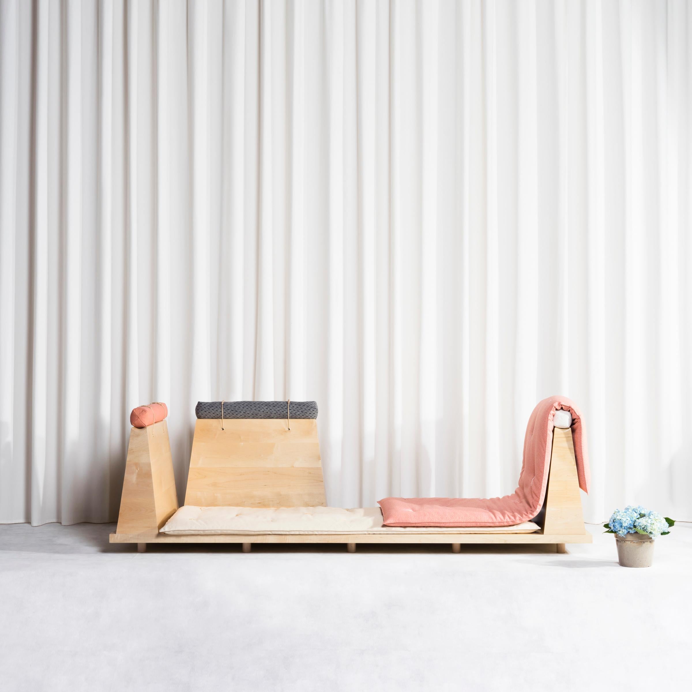 Zabuton-Sofa, handgefertigter japanischer Futon auf modularem Ahornrahmen im Angebot 6