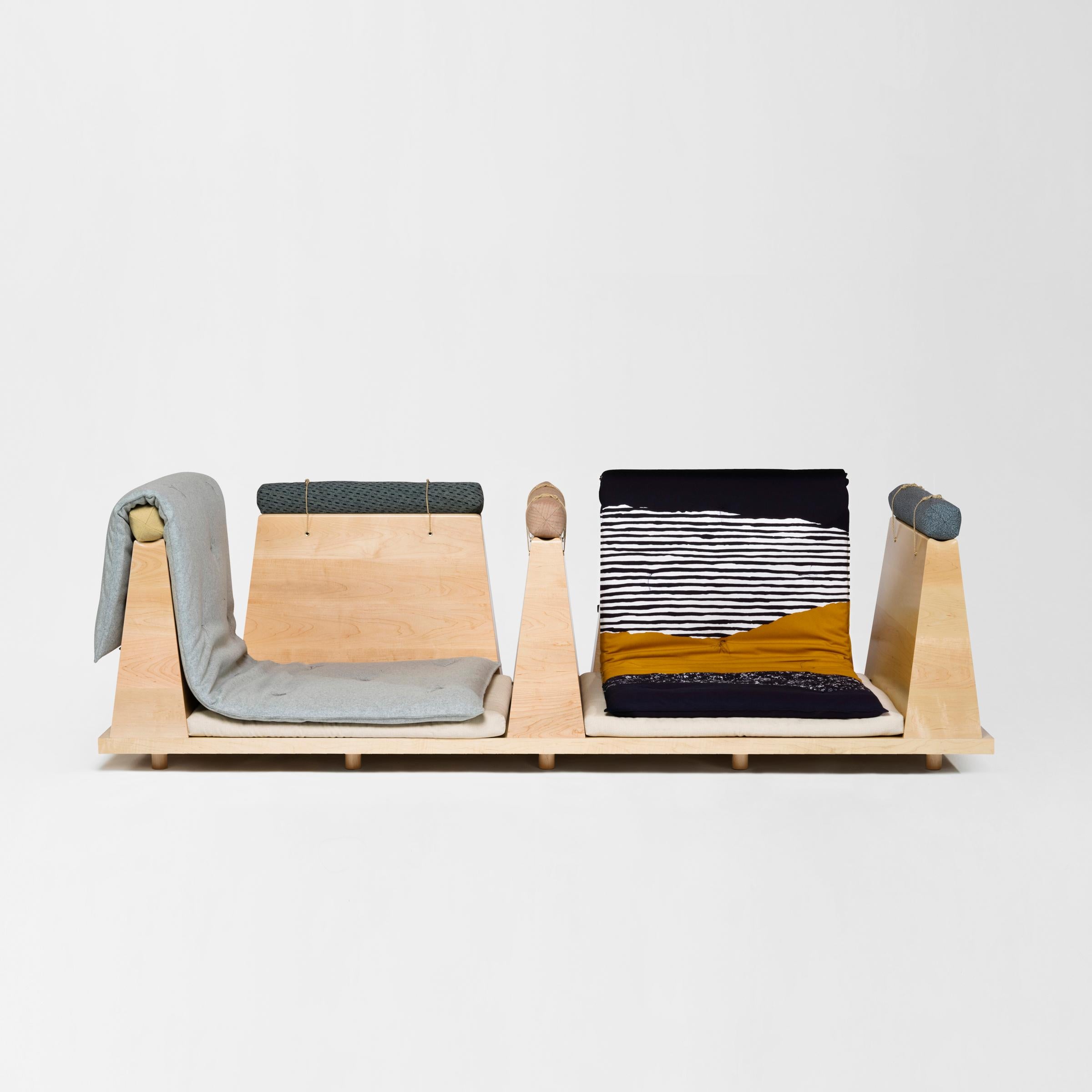 Das Zabuton Sofa ist in unendlich vielen Konfigurationen erhältlich.
Es ist durch das modulare System von Holztrennwänden, Futon, Zabuton und Nackenrollen anpassbar. Start
mit einem Holzsockel können die vier Elemente in verschiedenen Kombinationen