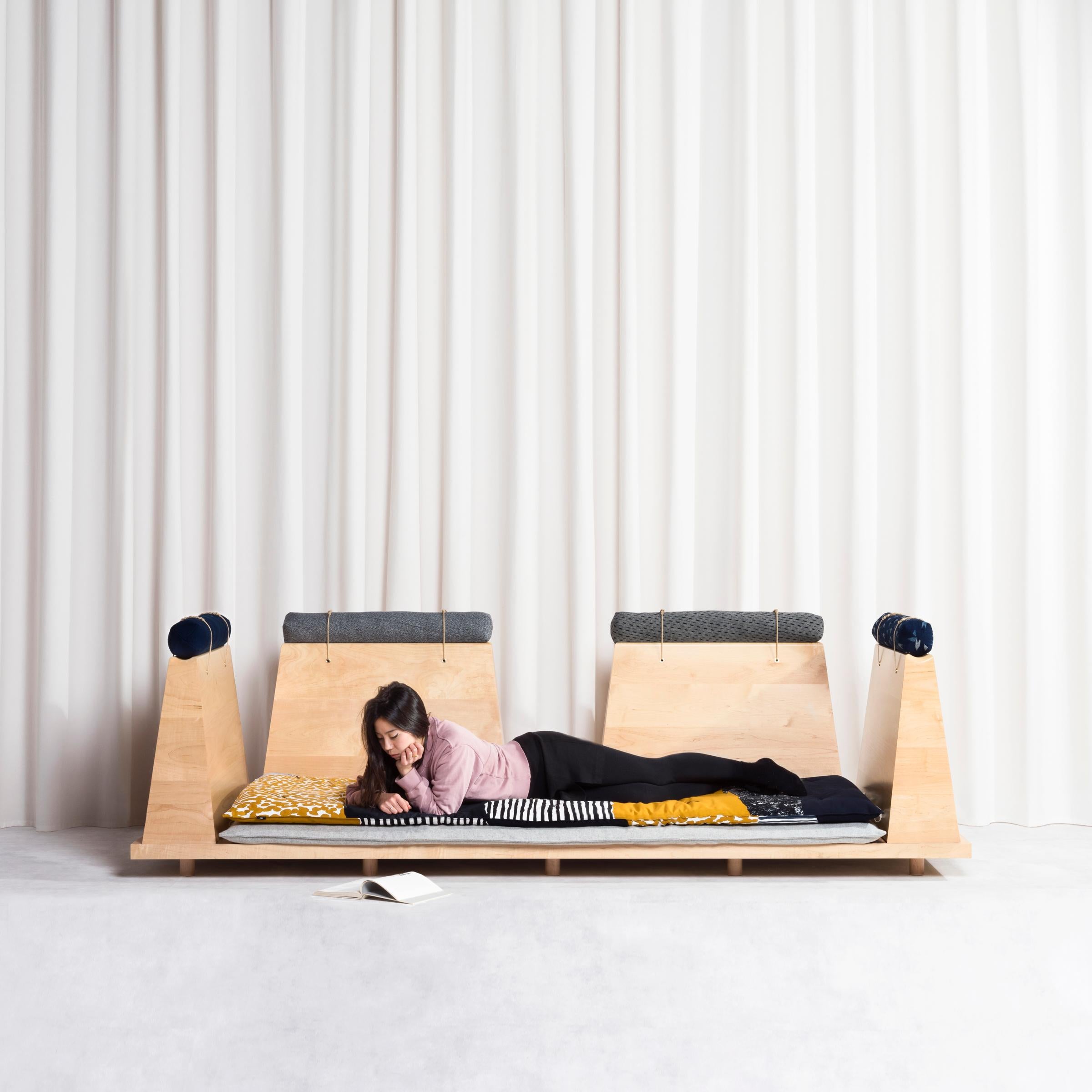 Zabuton-Sofa, handgefertigter japanischer Futon auf modularem Ahornrahmen, Kvadrat im Angebot 5