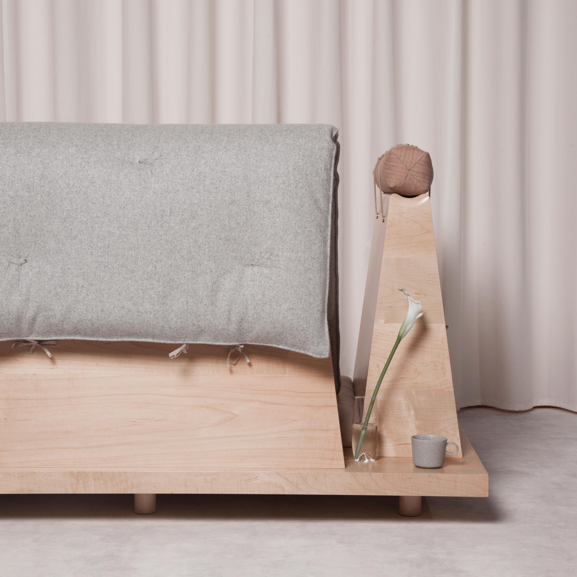 Zabuton-Sofa, handgefertigter japanischer Futon auf modularem Ahornrahmen, Kvadrat im Zustand „Neu“ im Angebot in Oakland, CA