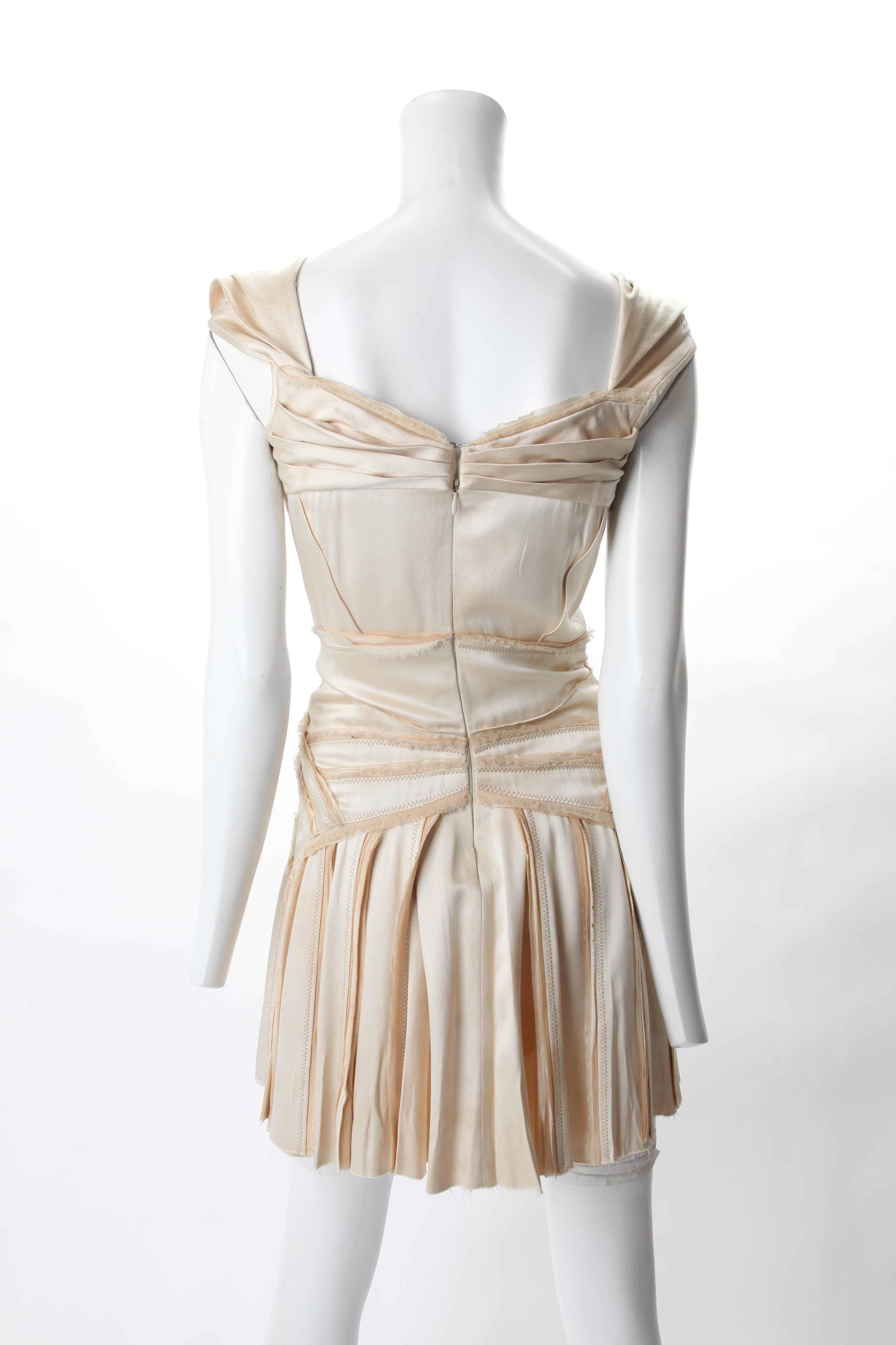 Zac Posen Dekonstruiertes Cocktailkleid, ca. Anfang der 2000er Jahre.
Champagnerfarbenes, dekonstruiertes Cocktailkleid von Zac Posen mit Kappenärmeln und plissiertem Rockteil. Durchgehend unbearbeitete Kanten.
Reißverschluss in der Mitte des