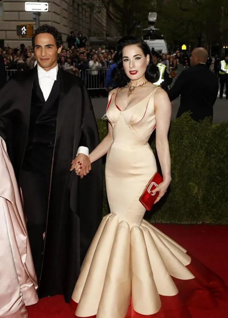 ZAC POSEN 

The red carpet at the Met Ball 2014 was overflowing with wedding dress inspiration, but it's Dita Von Teese - in Zac Posen - who really caught our imagination.

Sleeveless
Mermaid style
Back zipper closure

Content: 100% silk

Pre-owned,