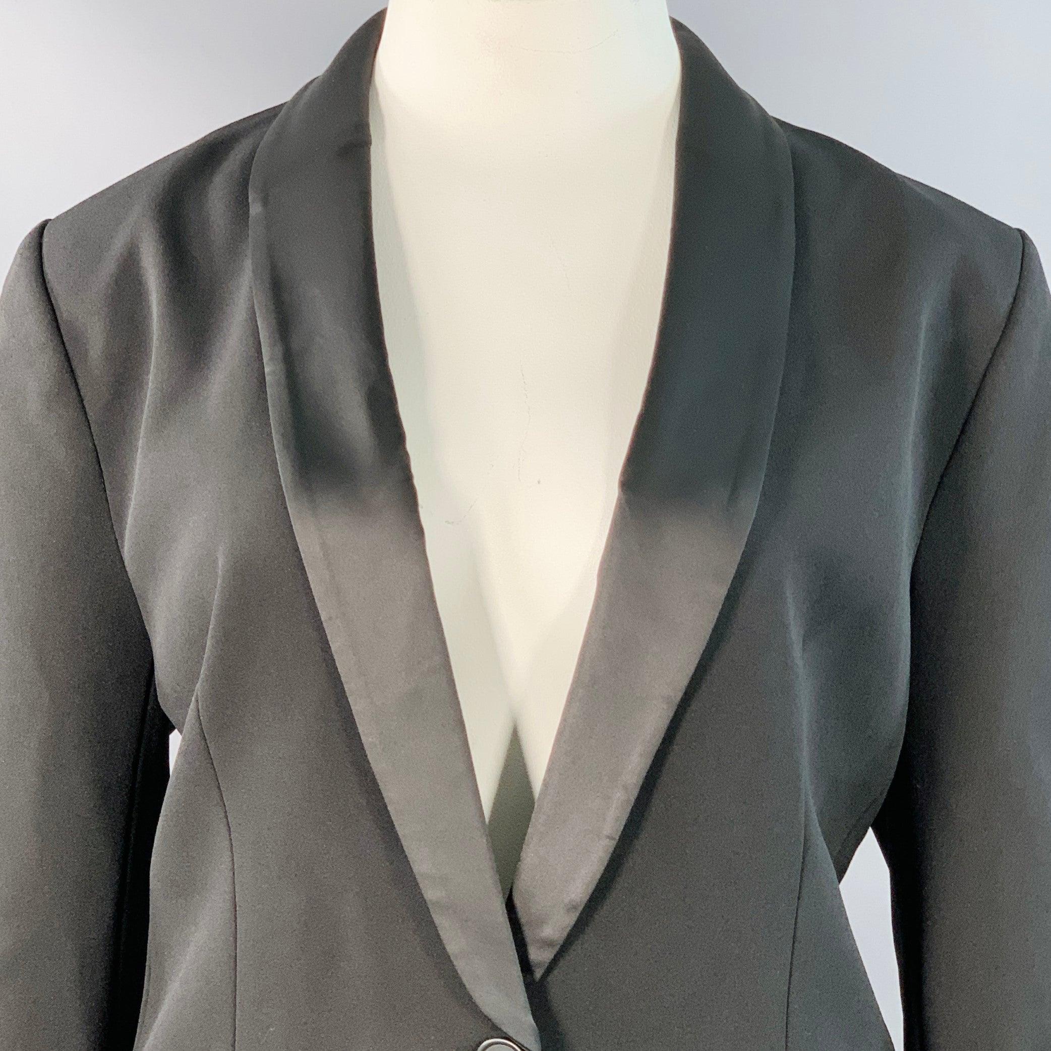 Blazer Zac Posen
in tessuto misto poliestere elasticizzato nero, con collo a scialle in raso, spacco posteriore e chiusura a un bottone. Nuovo con etichetta. 

Contrassegnato:   12 

Misure: 
 
Spalla: 17,25 pollici Busto: 44 pollici Manica: 24,75