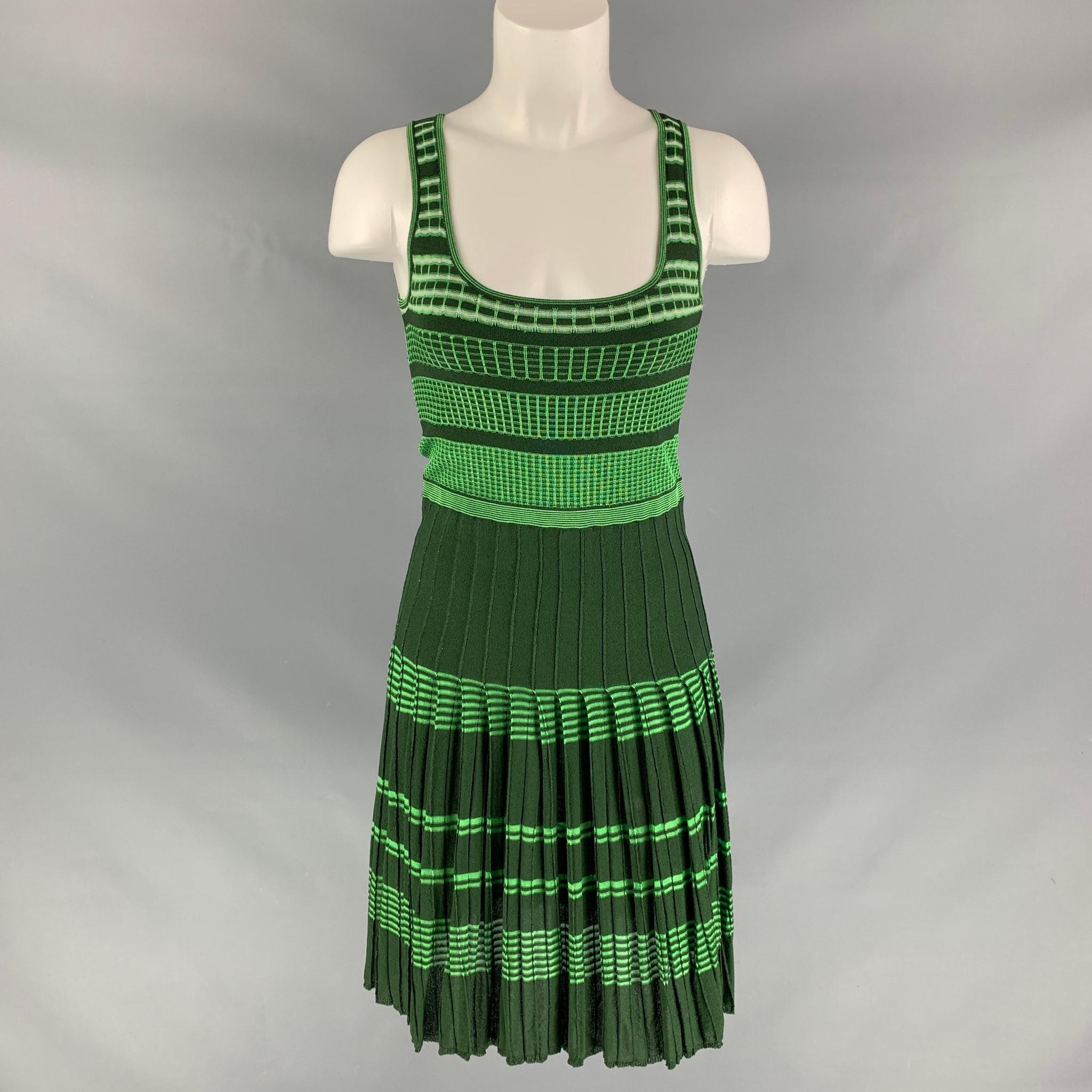 ZAC POSEN sleeveless A-line, knee level dress comes in green knitted viscose blend fabric, scoop neck and pleated skirt.

Very Good Pre-Owned Condition.
Marked: S

Measurements:

Shoulder: 10.5 in
Bust: 29 in
Waist: 27 in
Hip: 29 in
Length: 37 in 