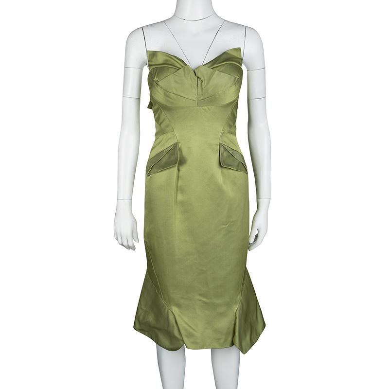 Dieses Linden-Kleid aus dem Hause Zac Posen zeichnet sich durch eine trägerlose Silhouette mit dezentem Rüscheneffekt aus. Es hat einen einzigartigen Sweetheart-Ausschnitt und wird mit einem verdeckten Reißverschluss auf der Rückseite geschlossen.