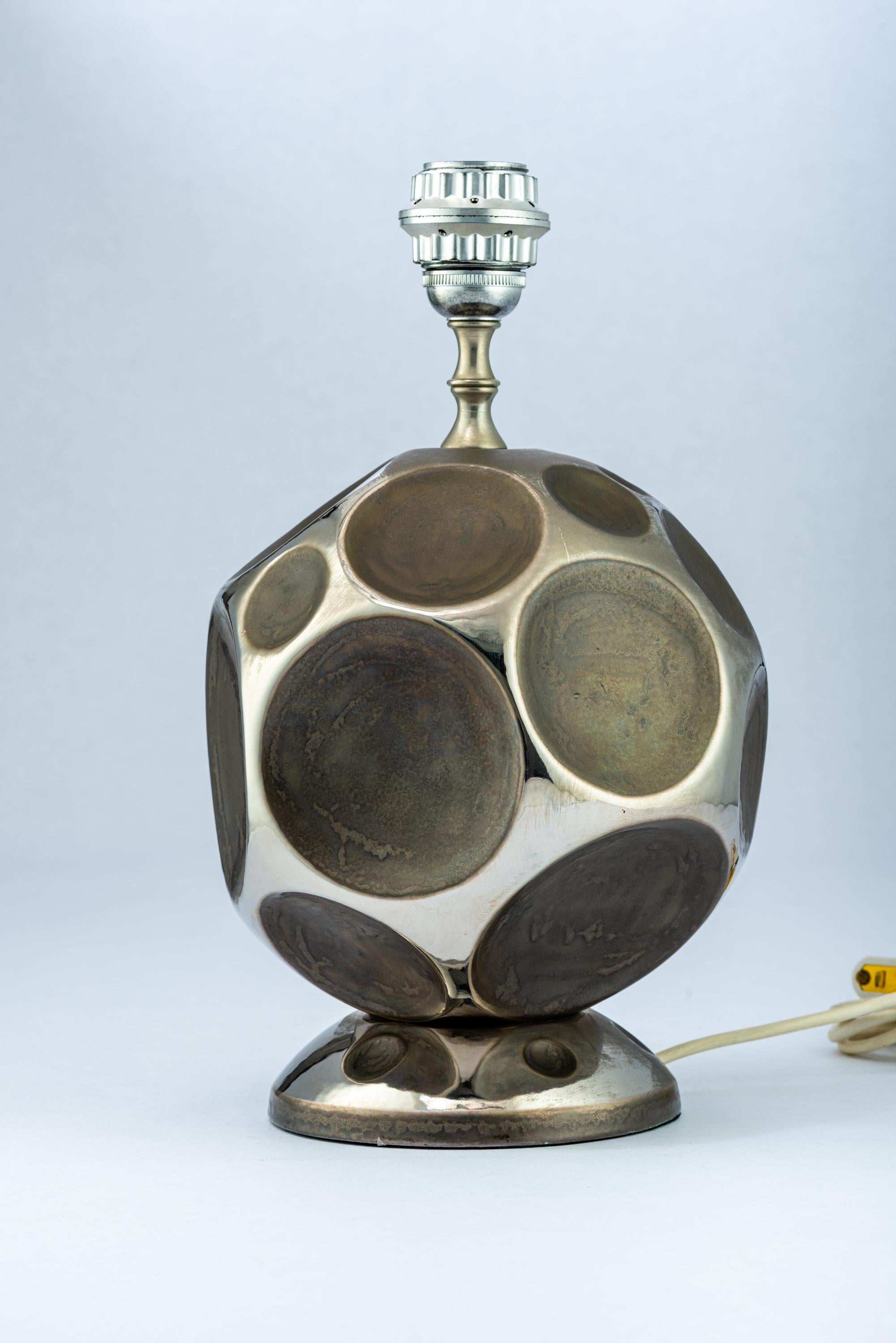 Zaccagnini Lampe, Keramik, Silberzinn, signiert. Kleine, kugelförmige Tischleuchte, die an ein geodätisches Design von Buckminster Fuller erinnert, glasiert in halbglänzendem und mattem Zinn und verziert mit einem Grübchenmuster. Der Keramikkörper