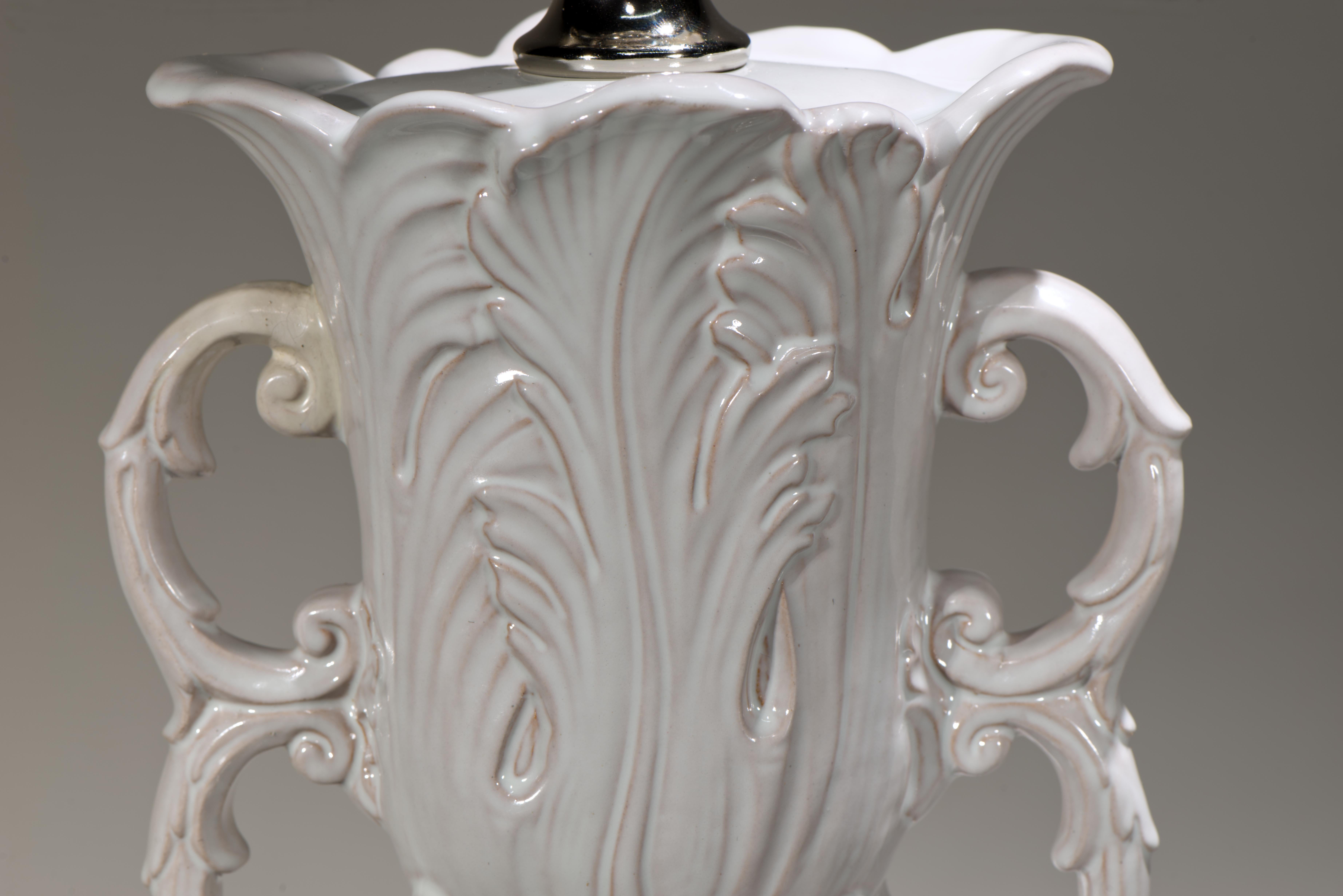 Zaccagnini Majolica Blanc De Chine Paire de lampes de table en forme d'urne Reliefs de feuilles en vente 2