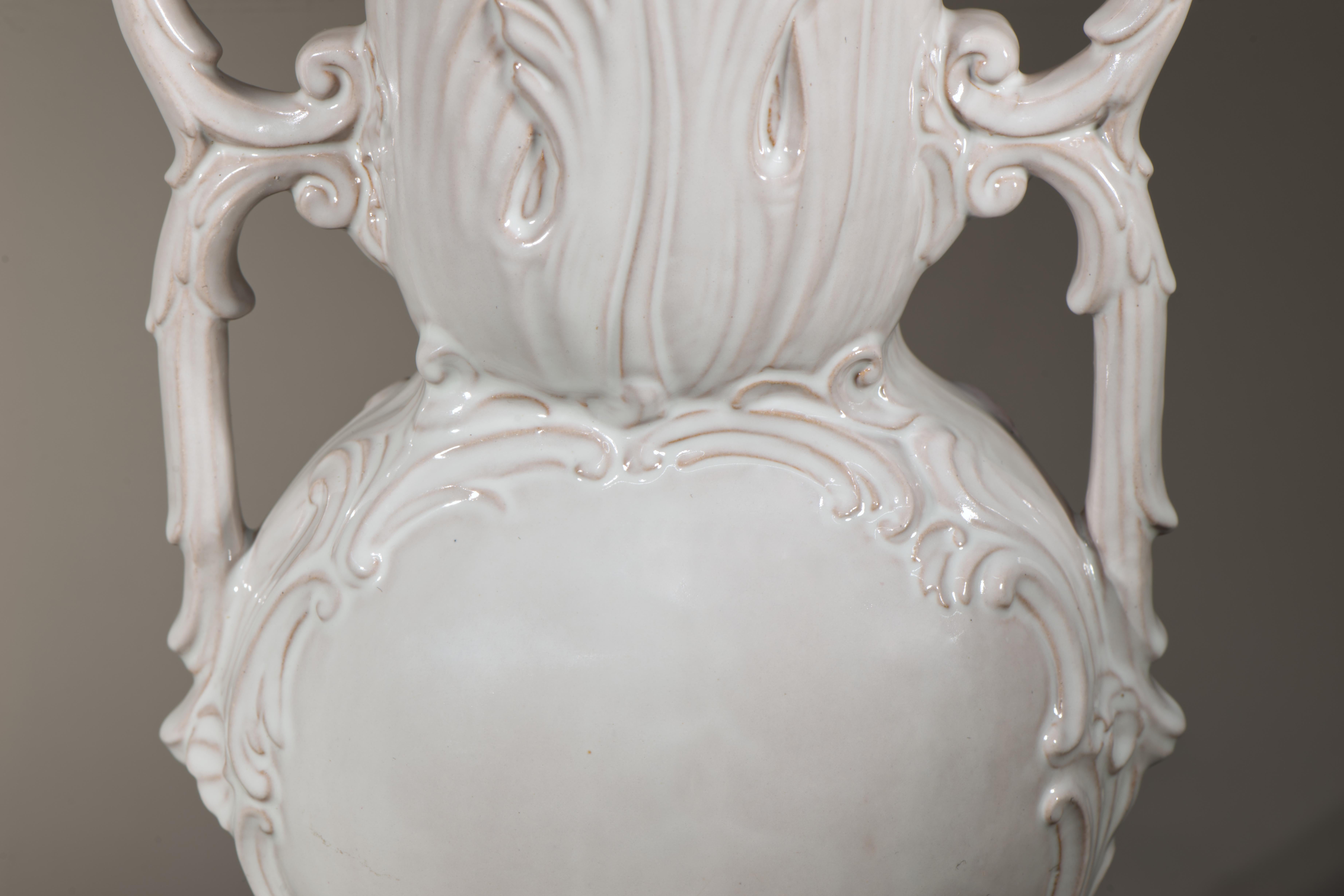 Zaccagnini Majolica Blanc De Chine Paire de lampes de table en forme d'urne Reliefs de feuilles en vente 3