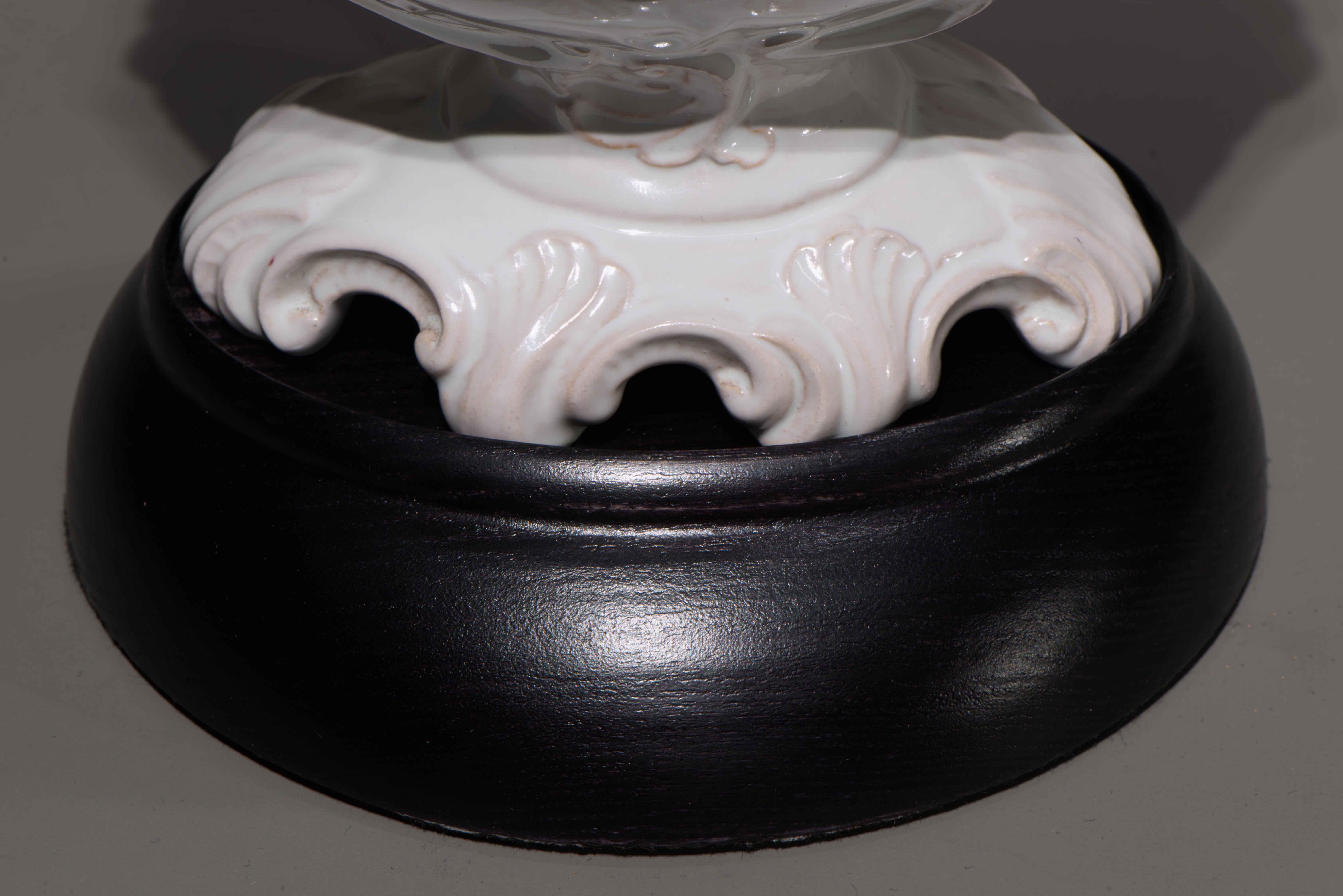 Zaccagnini Majolica Blanc De Chine Paire de lampes de table en forme d'urne Reliefs de feuilles en vente 4