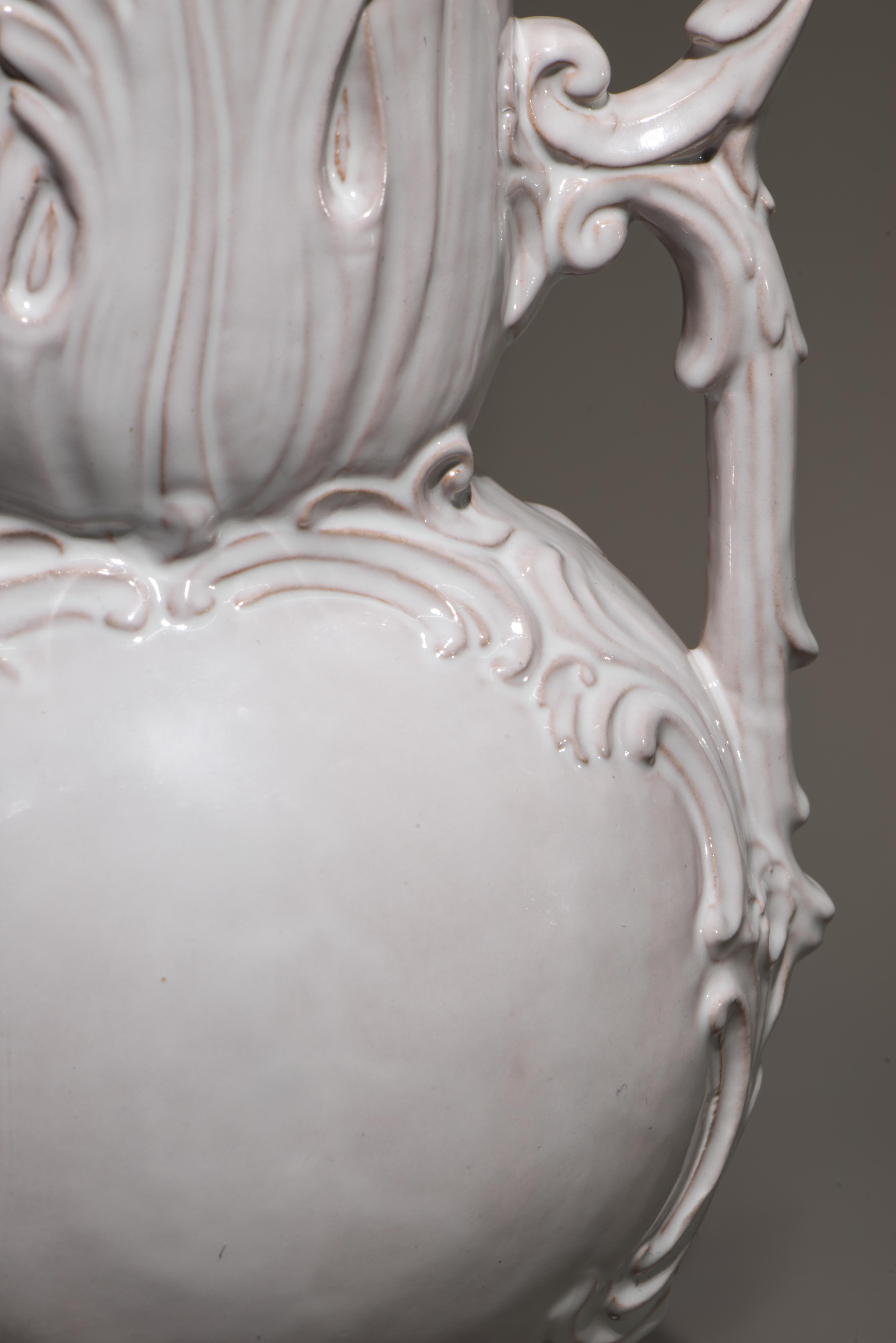 Zaccagnini Majolica Blanc De Chine Paire de lampes de table en forme d'urne Reliefs de feuilles en vente 5