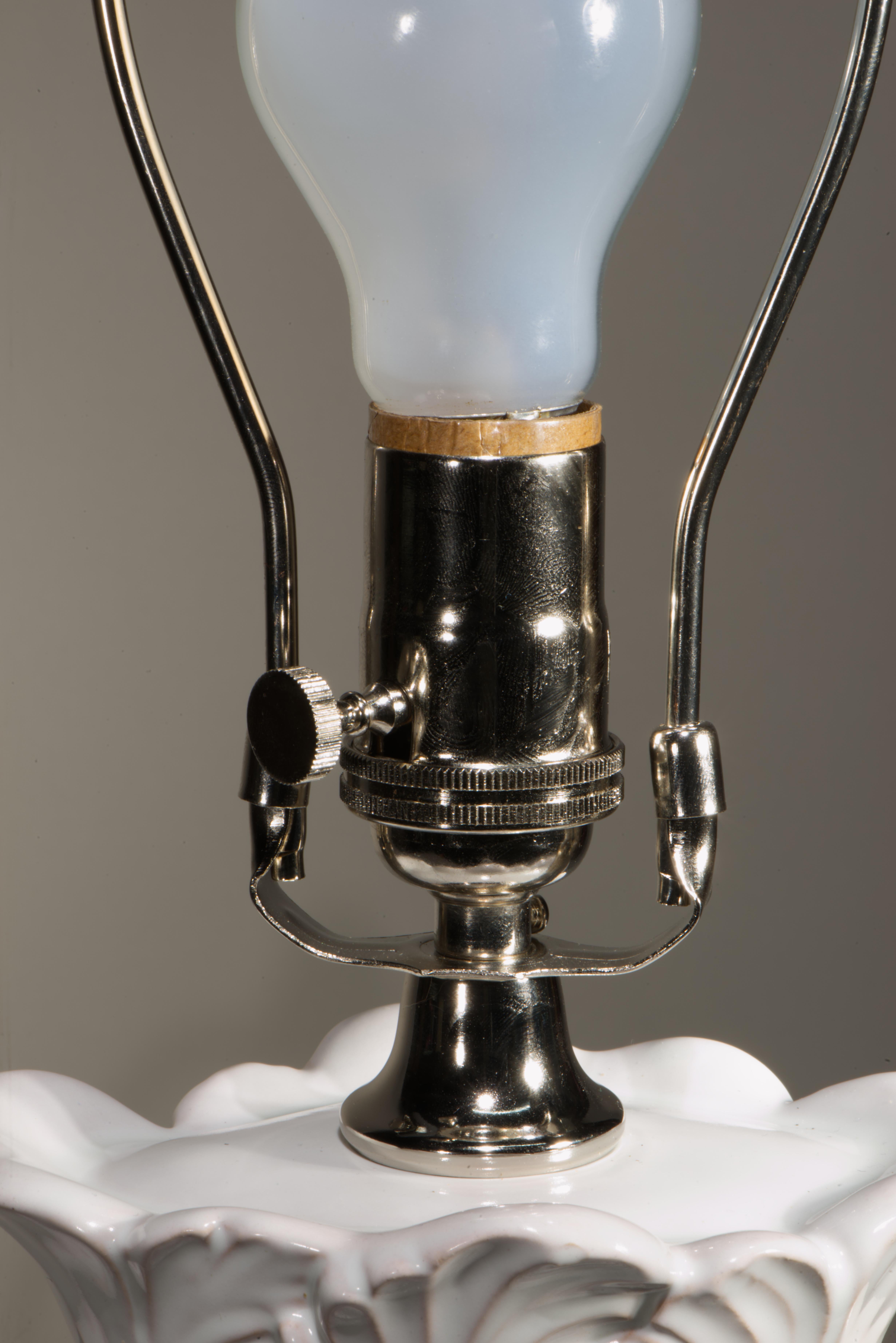 Zaccagnini Majolica Blanc De Chine Paire de lampes de table en forme d'urne Reliefs de feuilles en vente 6