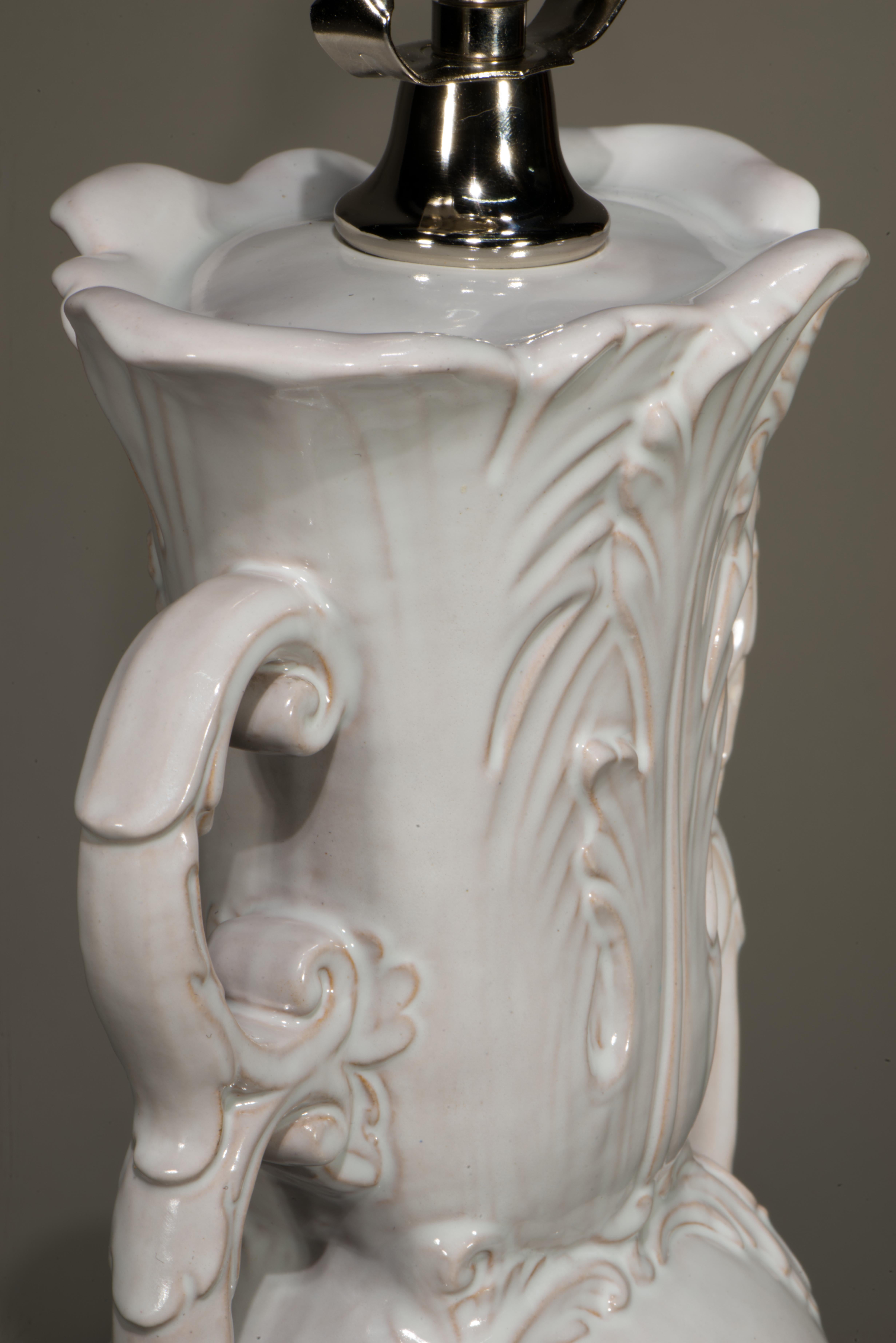 Zaccagnini Majolica Blanc De Chine Paire de lampes de table en forme d'urne Reliefs de feuilles en vente 7