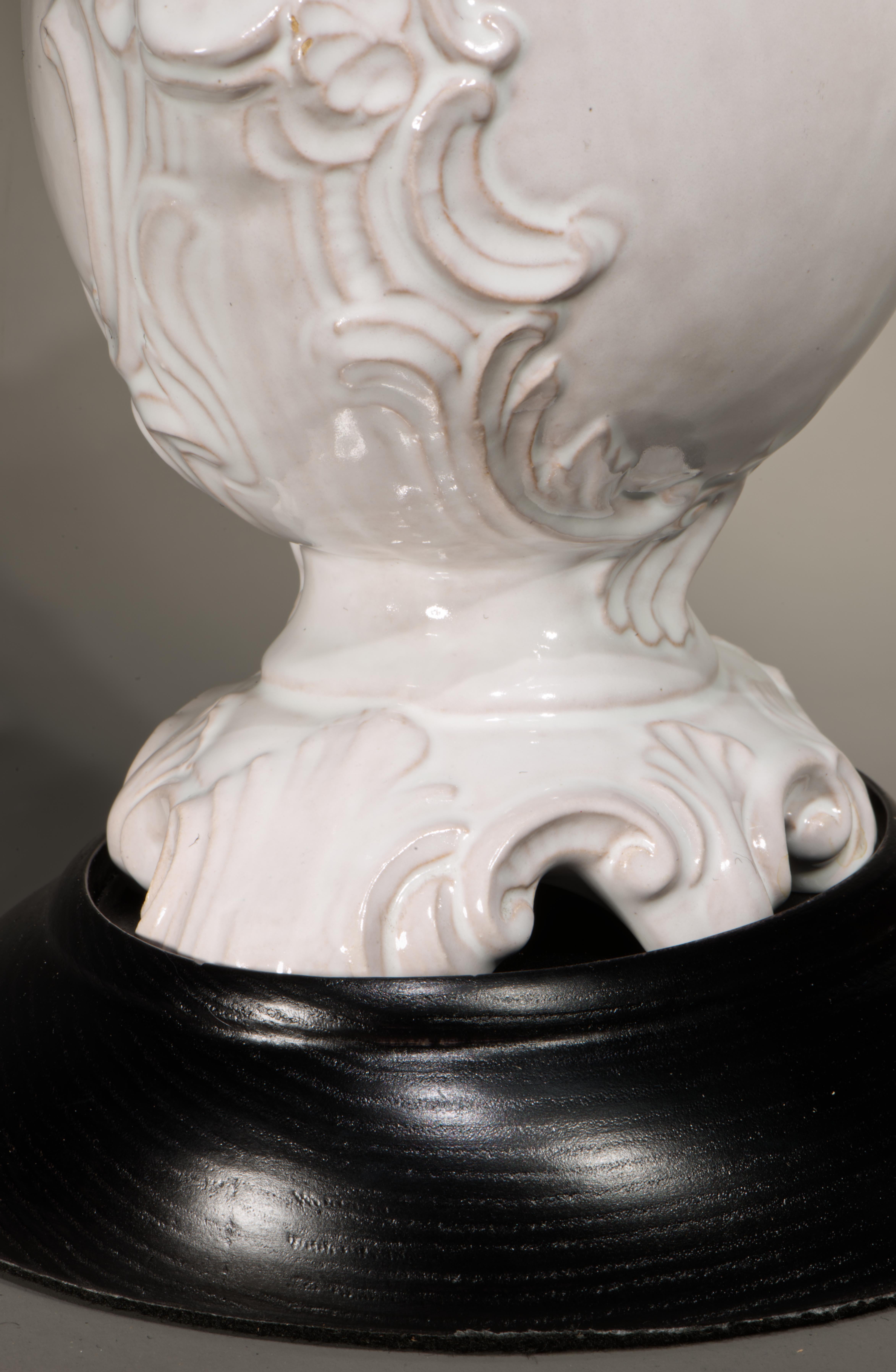 Zaccagnini Majolica Blanc De Chine Paire de lampes de table en forme d'urne Reliefs de feuilles en vente 8