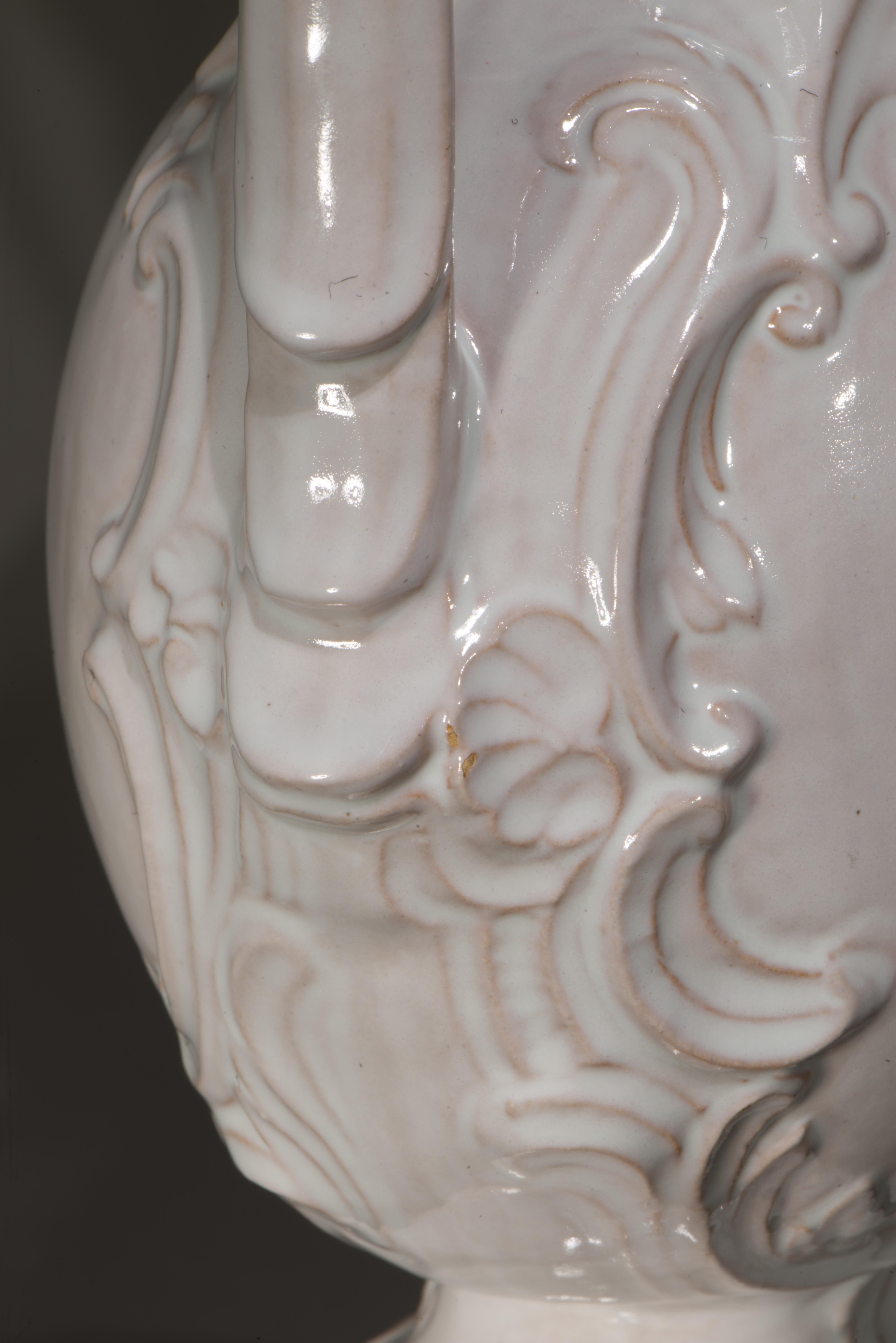 Zaccagnini Majolica Blanc De Chine Paire de lampes de table en forme d'urne Reliefs de feuilles en vente 9