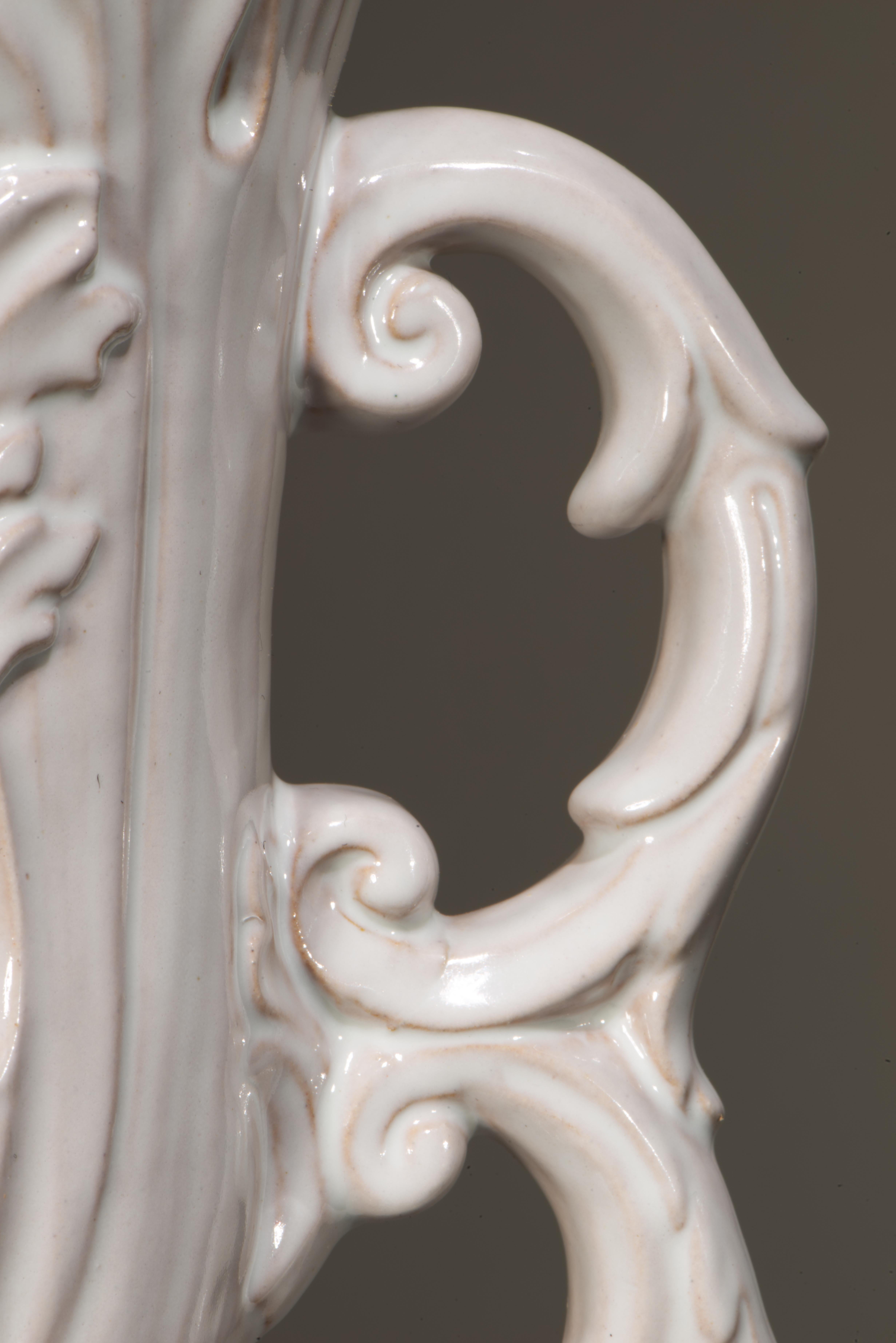 Zaccagnini Majolica Blanc De Chine Paire de lampes de table en forme d'urne Reliefs de feuilles en vente 10