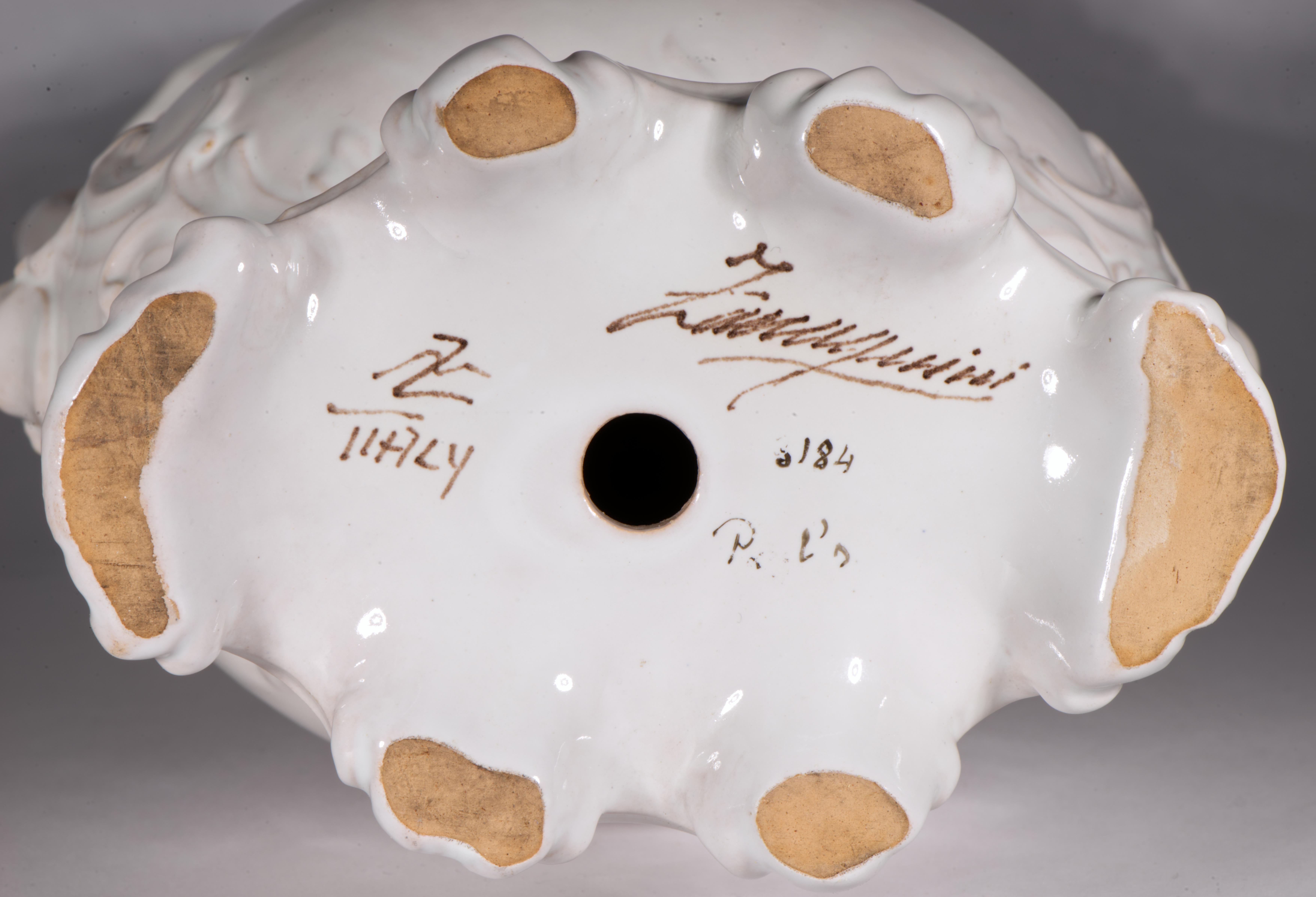 Zaccagnini Majolica Blanc De Chine Paire de lampes de table en forme d'urne Reliefs de feuilles en vente 11