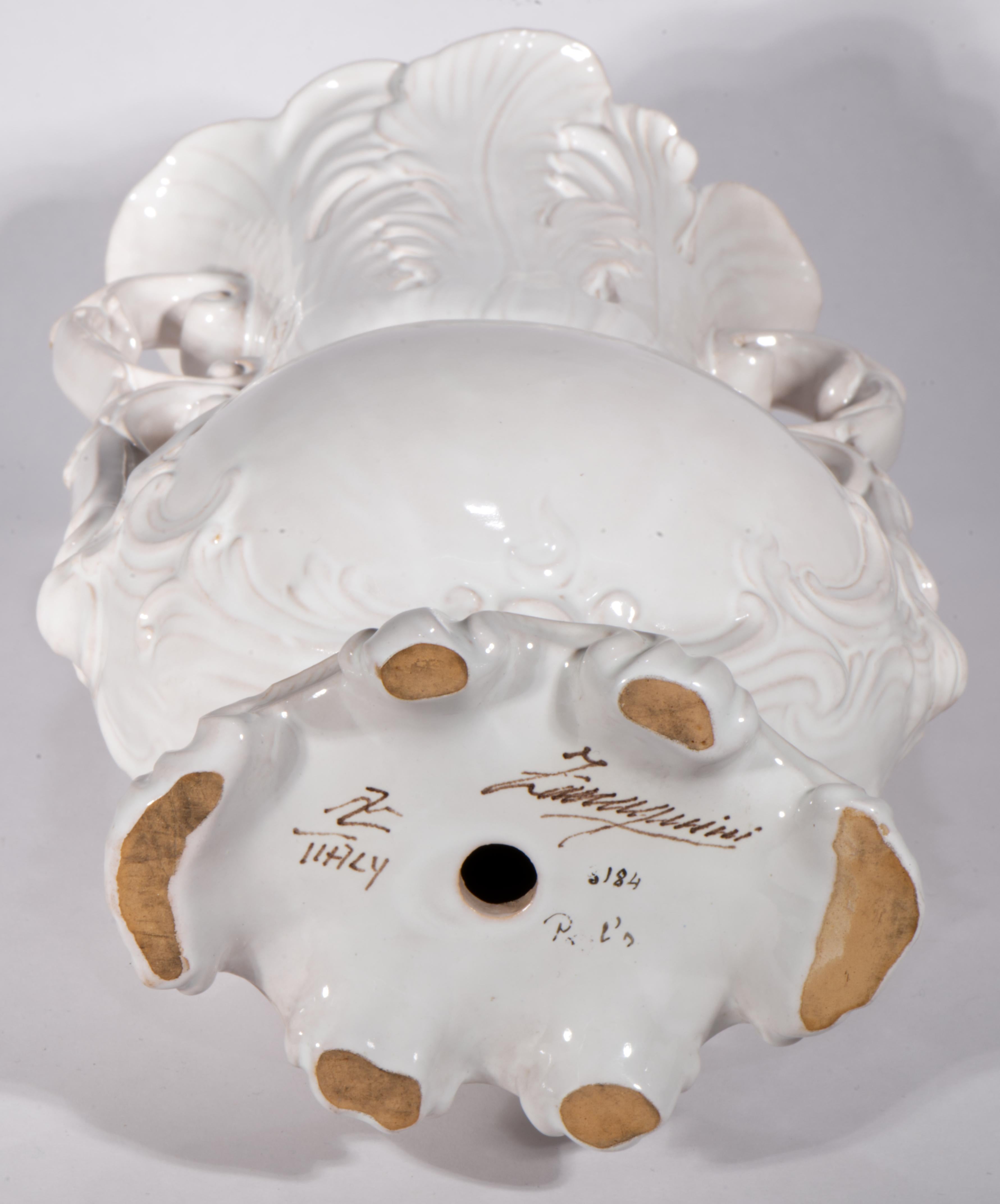 Zaccagnini Majolica Blanc De Chine Paire de lampes de table en forme d'urne Reliefs de feuilles en vente 12