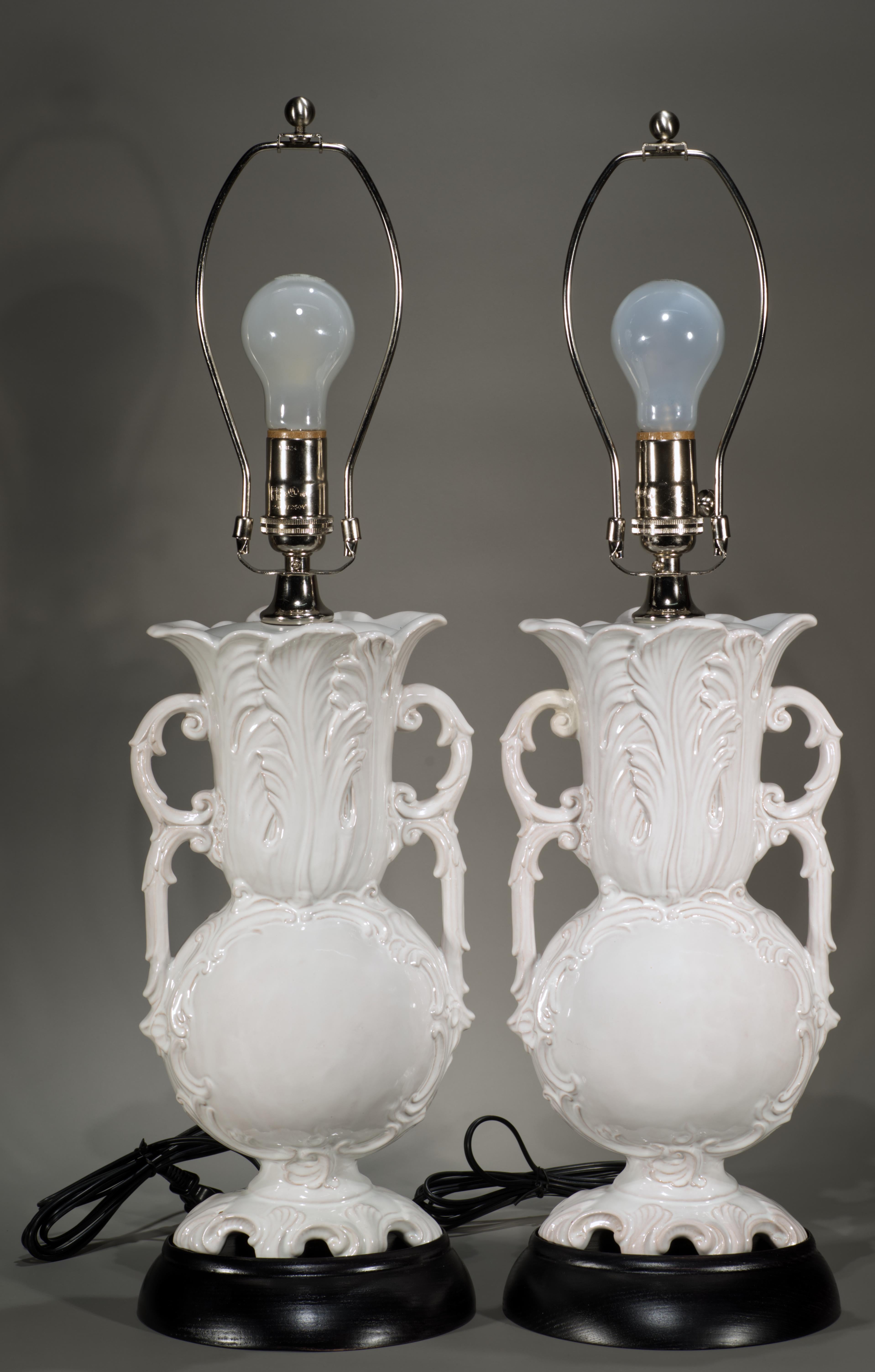 Mid-Century Modern Zaccagnini Majolica Blanc De Chine Paire de lampes de table en forme d'urne Reliefs de feuilles en vente