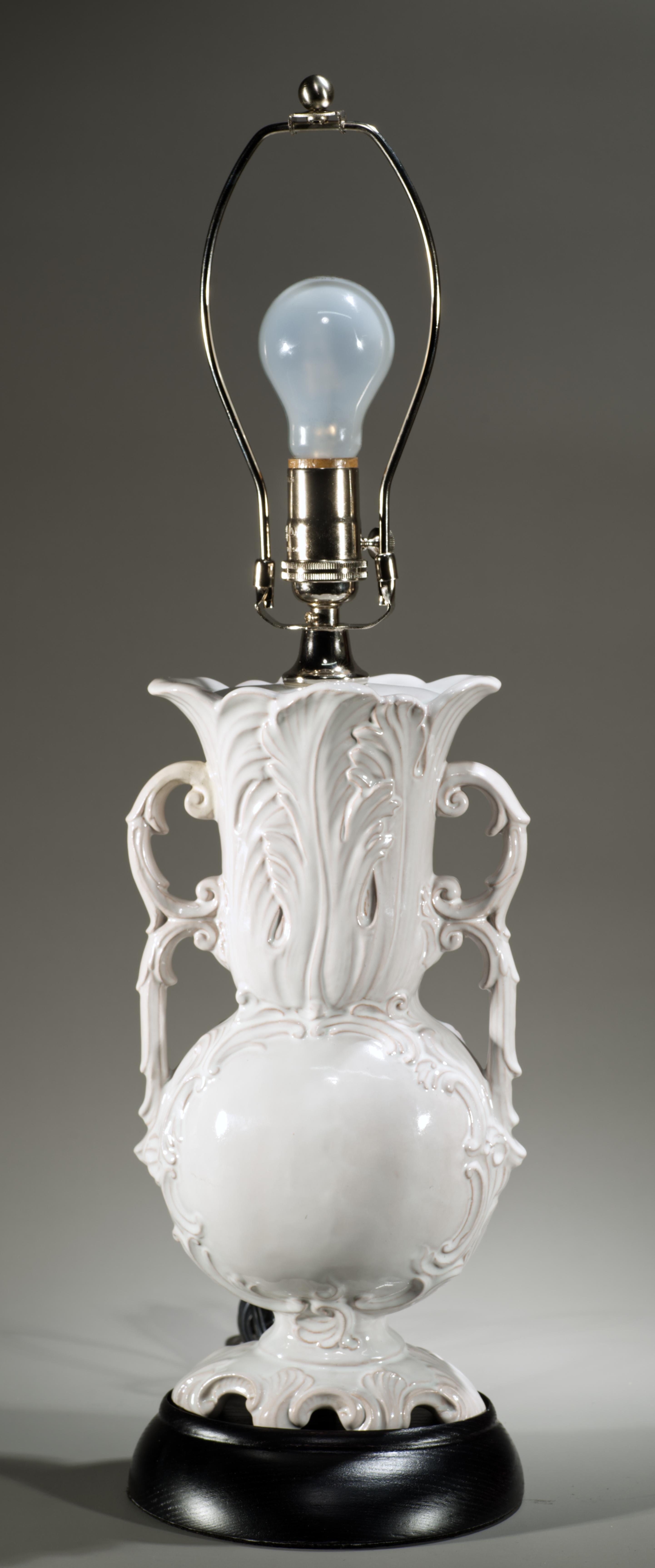 italien Zaccagnini Majolica Blanc De Chine Paire de lampes de table en forme d'urne Reliefs de feuilles en vente