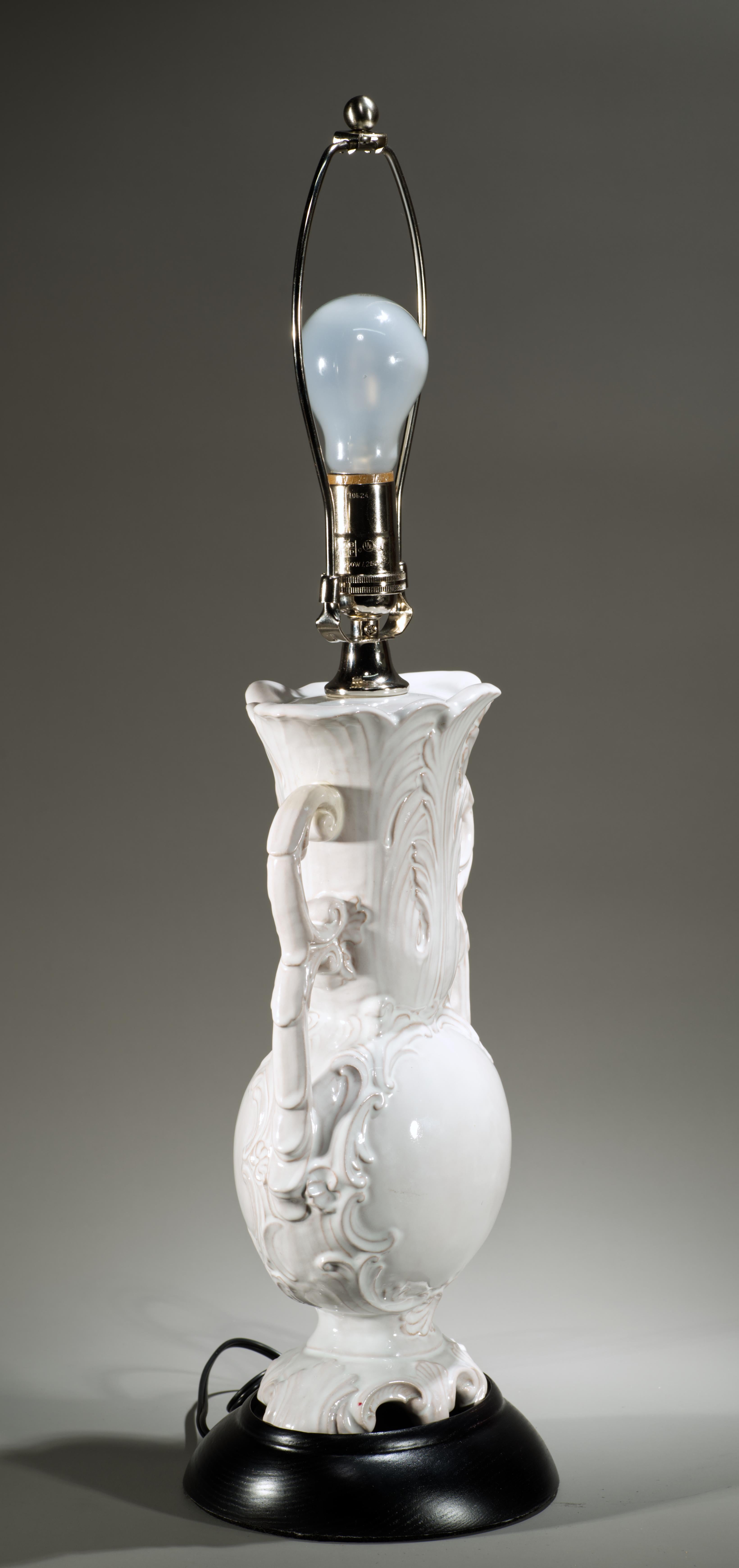 Vernissé Zaccagnini Majolica Blanc De Chine Paire de lampes de table en forme d'urne Reliefs de feuilles en vente