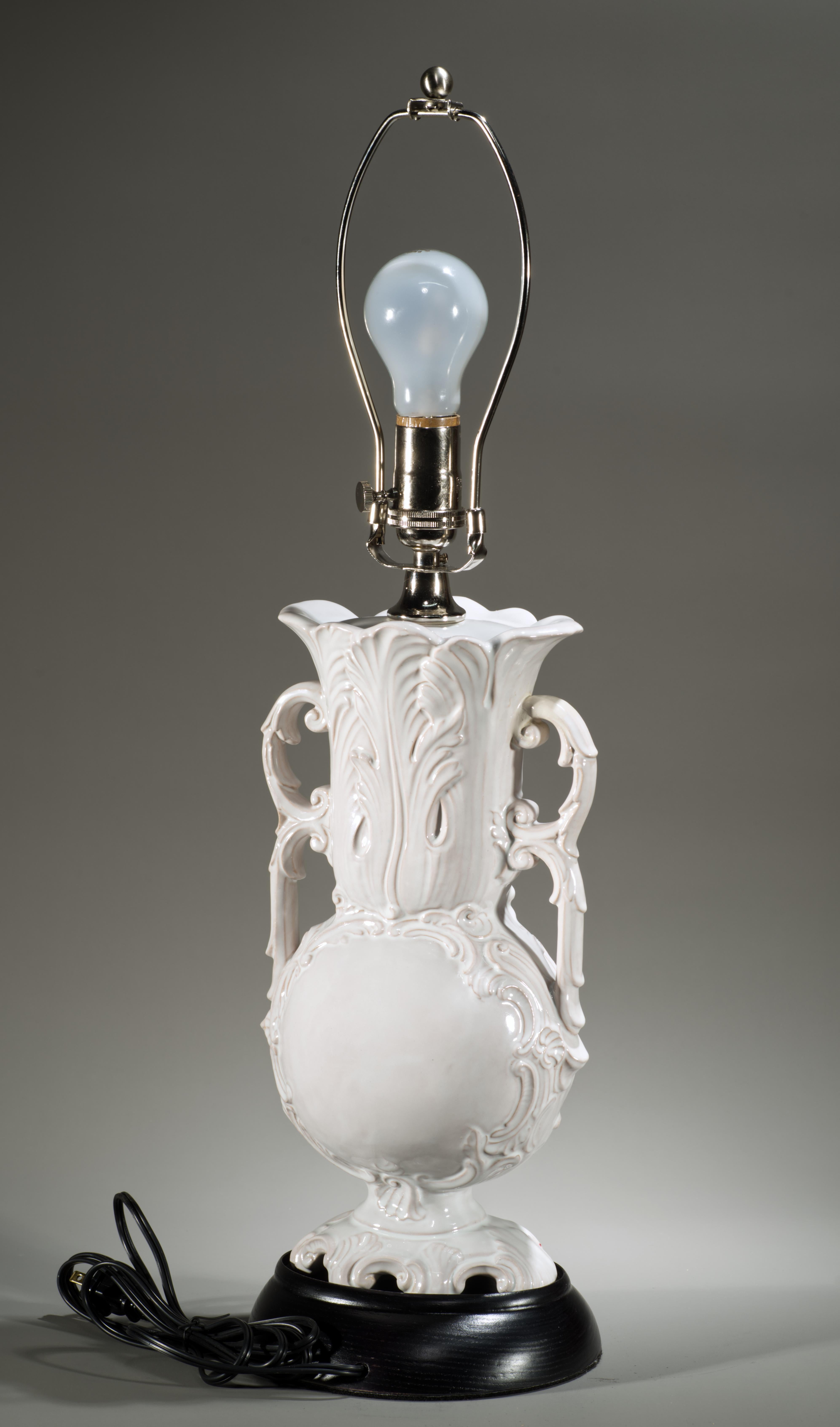 Zaccagnini Majolica Blanc De Chine Paire de lampes de table en forme d'urne Reliefs de feuilles Excellent état - En vente à Clifton Springs, NY