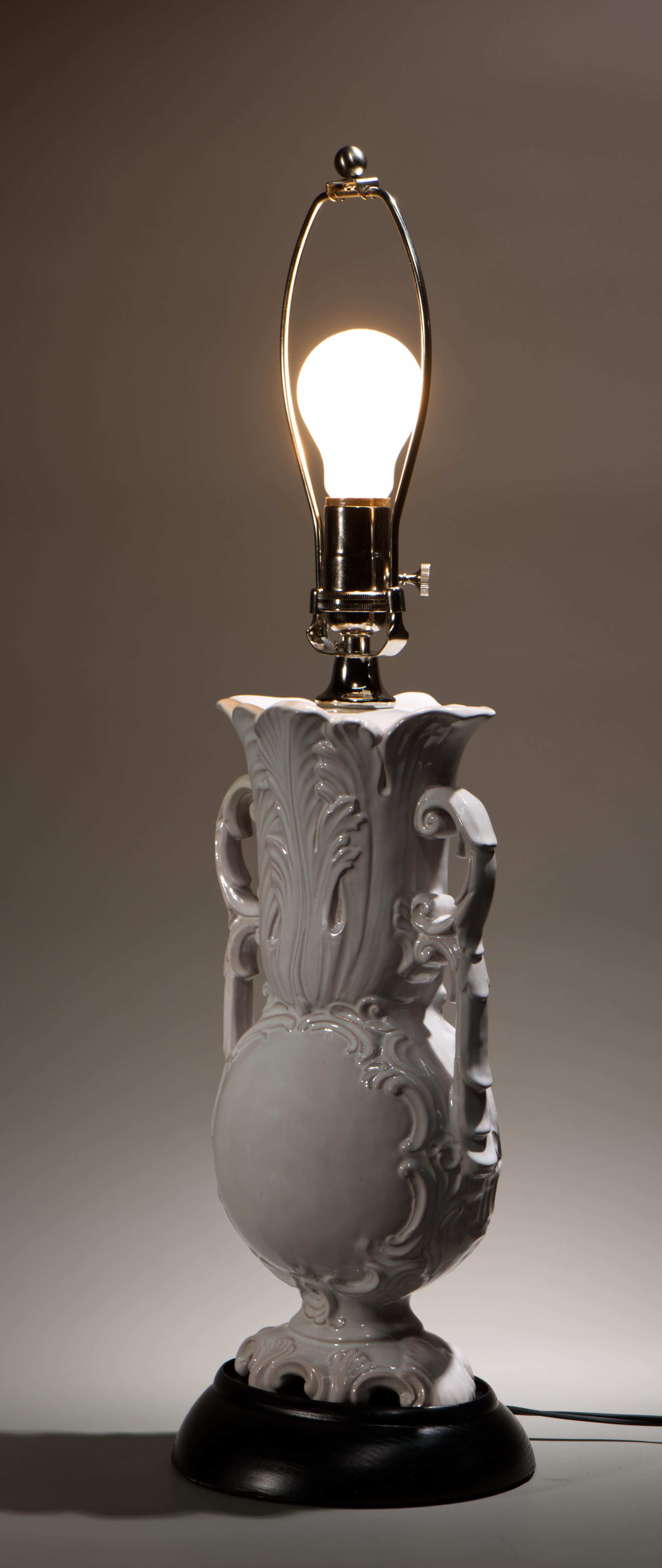 20ième siècle Zaccagnini Majolica Blanc De Chine Paire de lampes de table en forme d'urne Reliefs de feuilles en vente