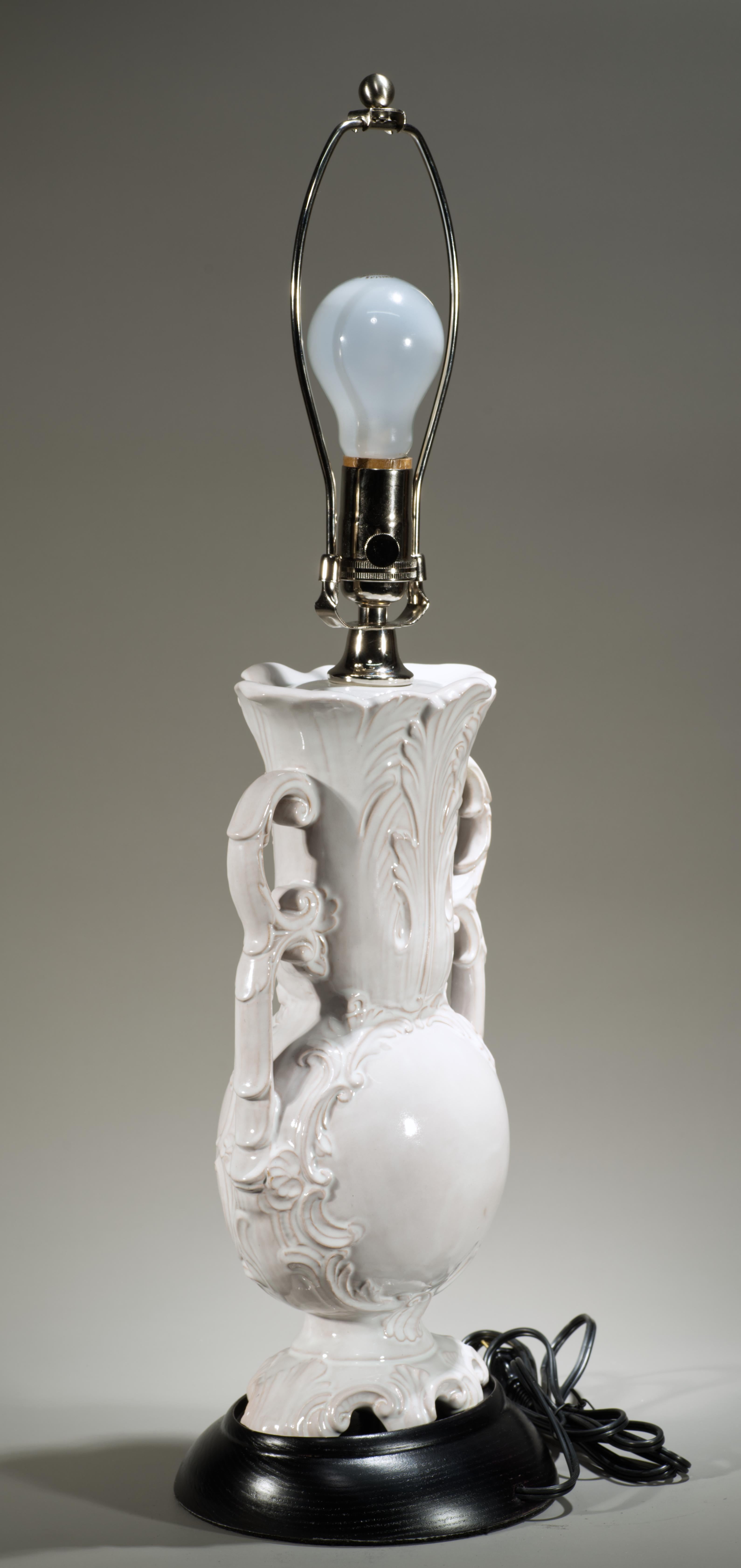 Céramique Zaccagnini Majolica Blanc De Chine Paire de lampes de table en forme d'urne Reliefs de feuilles en vente