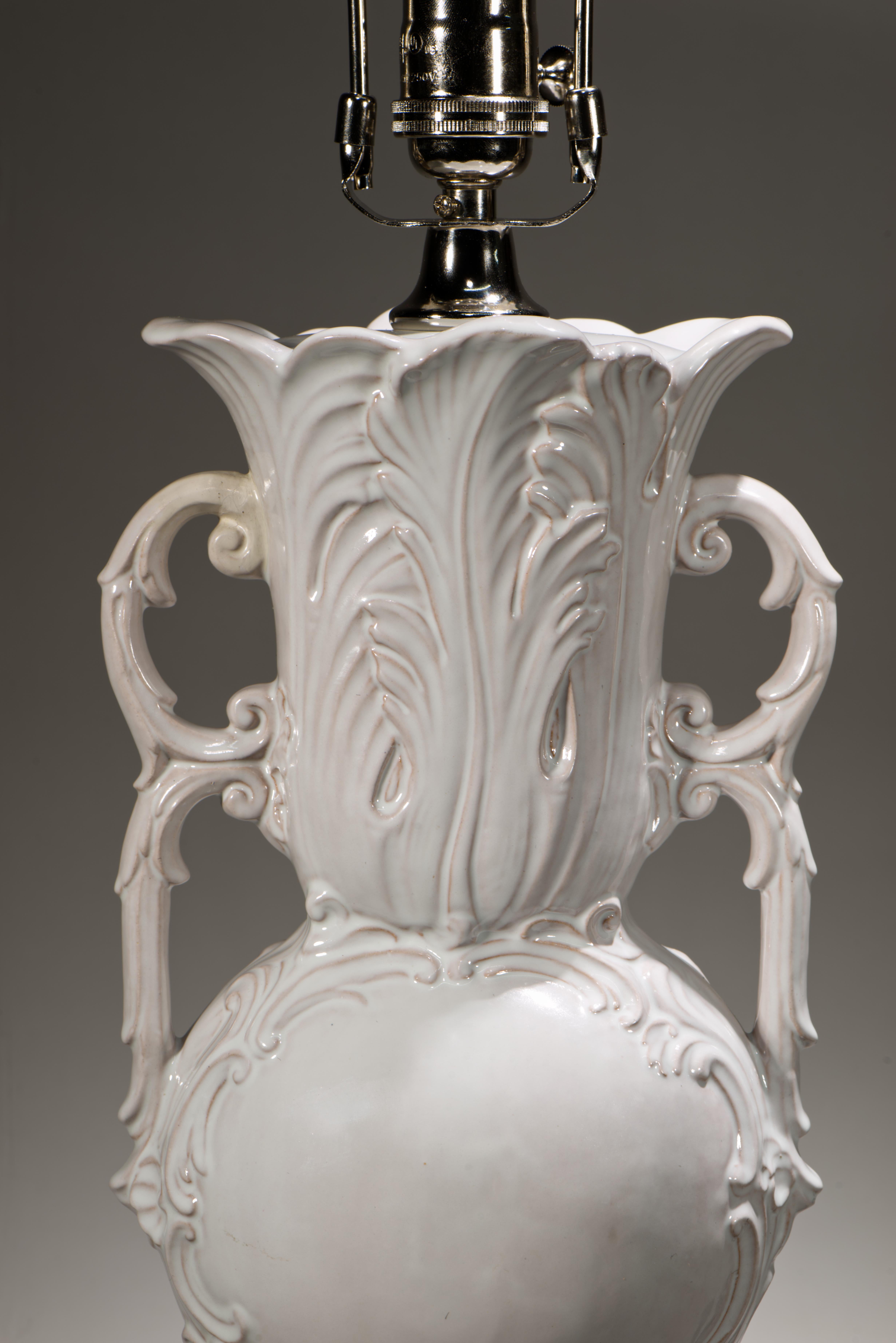 Zaccagnini Majolica Blanc De Chine Paire de lampes de table en forme d'urne Reliefs de feuilles en vente 1