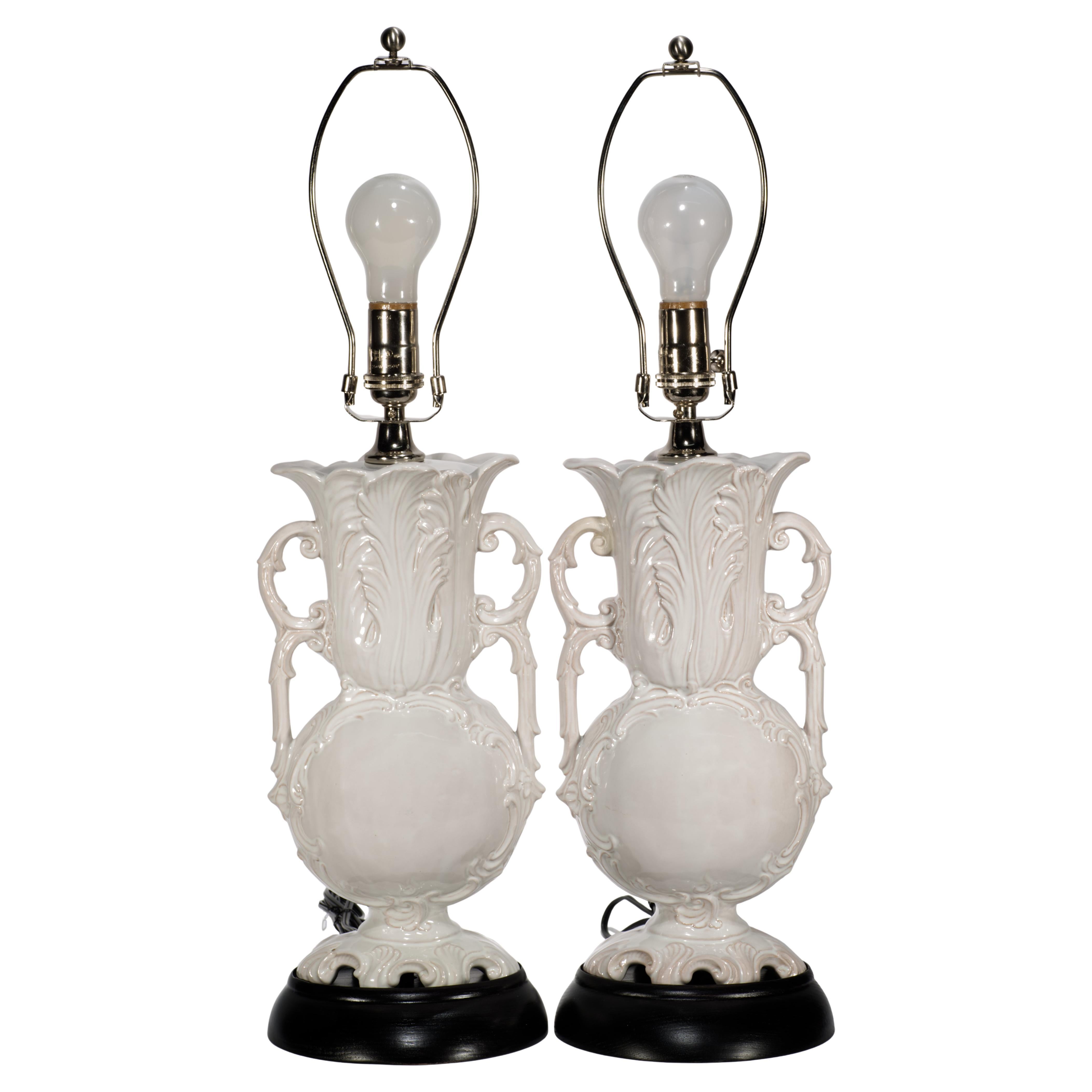 Zaccagnini Majolica Blanc De Chine Paire de lampes de table en forme d
urne Reliefs de feuilles