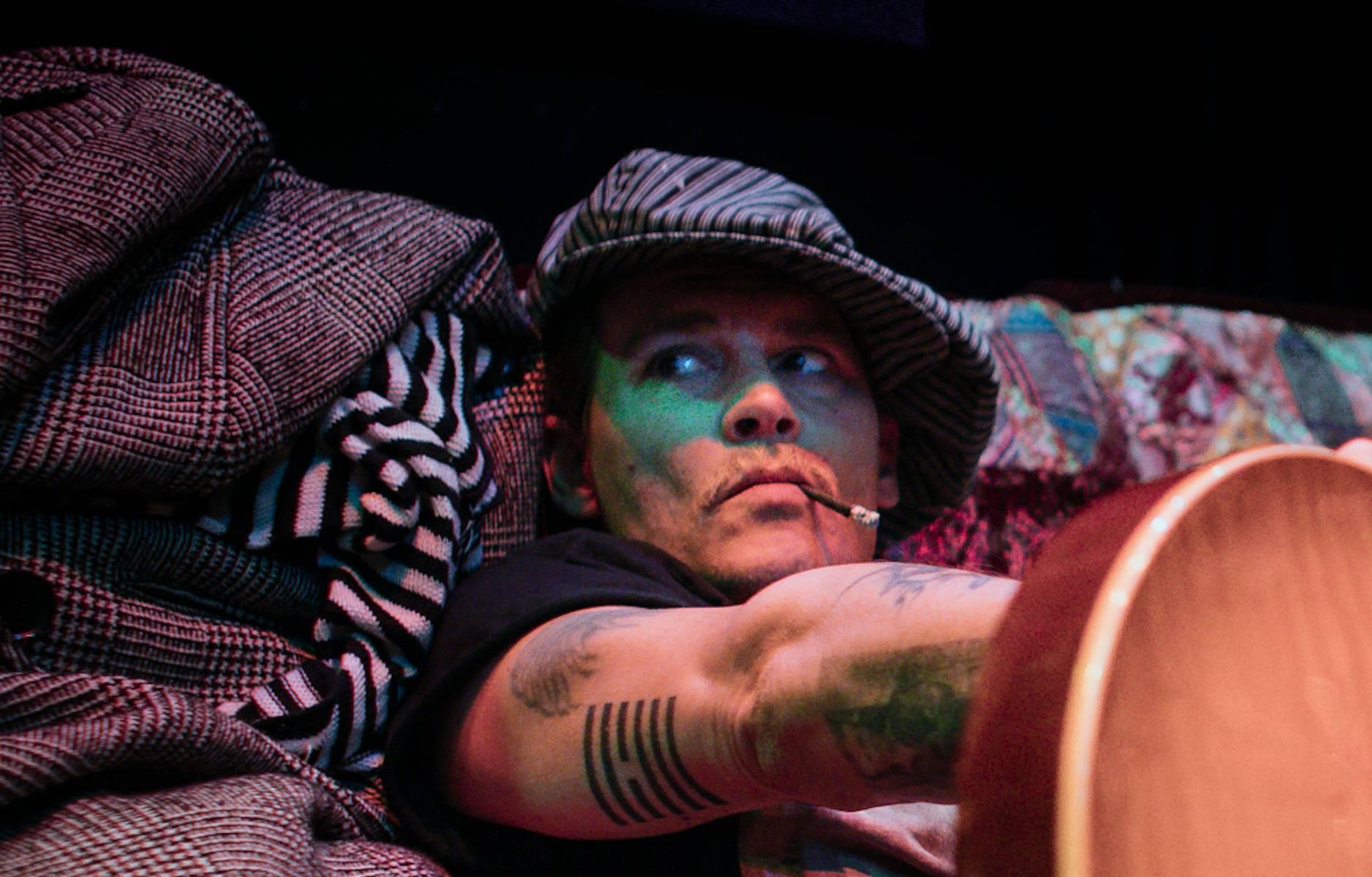 Johnny Depp zu Hause von Zack Whitford - Zeitgenössische Porträtfotografie im Angebot 1