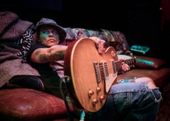 Johnny Depp chez lui Par Zack Whitford - Photographie de portrait contemporaine