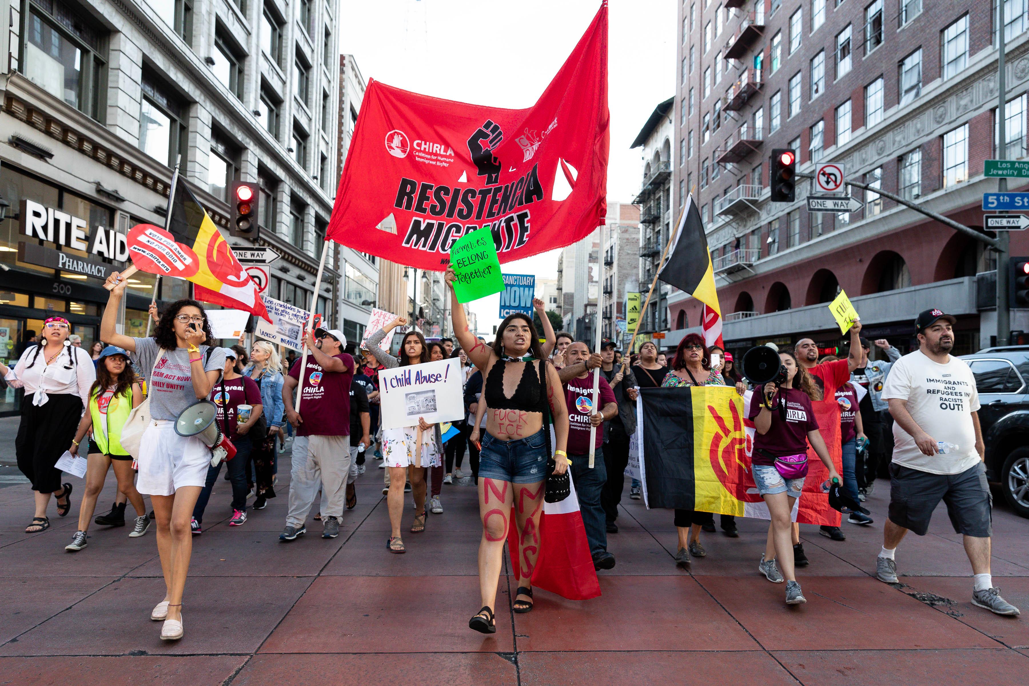 Résistance des migrants
Los Angeles, CA - 2017
Les participants à une manifestation contre l'immigration clandestine se rendent en masse au Metropolitan Detention Center, une prison fédérale située dans le centre de Los Angeles. Beaucoup de ceux qui