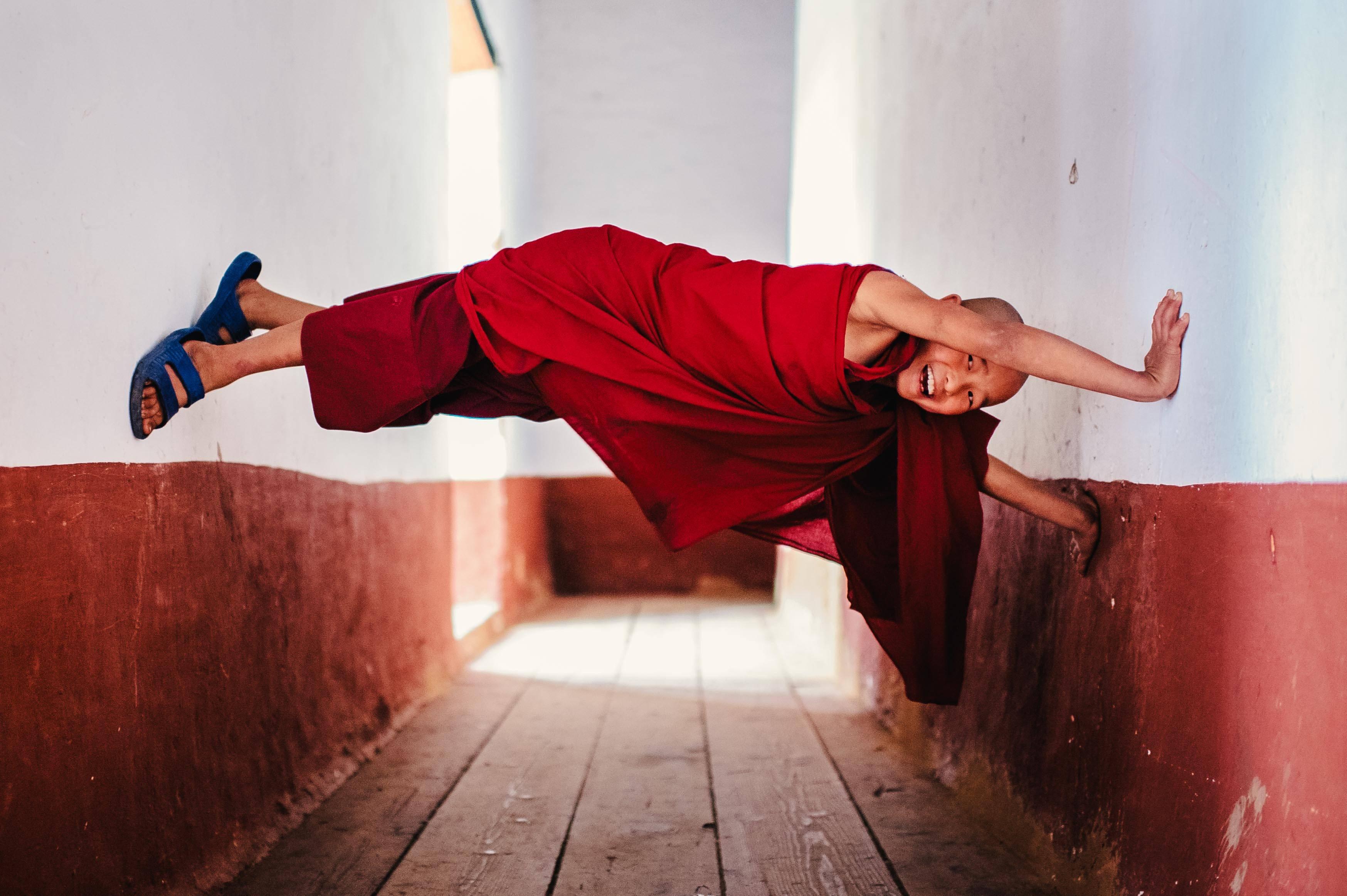 Nonkonformistisch
Punakha, Butan - 2015

Es gibt eine große menschliche Tiefe, die freigesetzt wird, wenn wir Spaß haben. Die Unbeschwertheit, die sie ausstrahlt, ermöglicht es uns, Barrieren und vorgefasste Meinungen abzubauen und einfach im