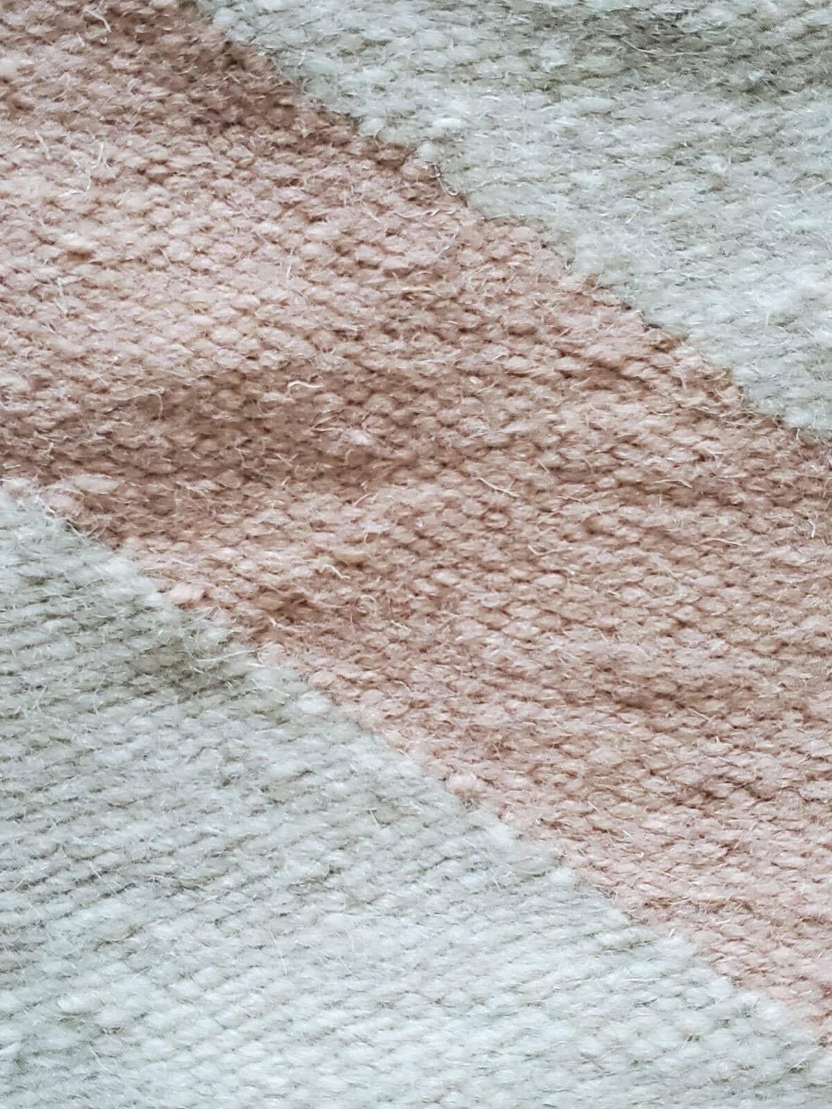 Zada Rosa und Creme Handgewebter Kilim-Teppich (Böhmisch) im Angebot