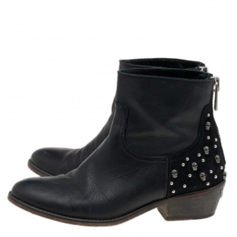 Llama la atención con este par de botines de Zadig & Voltaire. El exterior de las botas está fabricado en piel negra con detalles embellecidos cerca de los tobillos. Combina las botas atrevidas con conjuntos de fiesta y gánate las miradas de