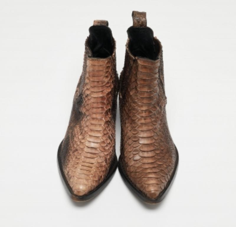 Completa il tuo outfit ben curato con queste autentiche scarpe firmate. Senza tempo e di classe, hanno una costruzione straordinaria per una qualità duratura e una vestibilità confortevole.