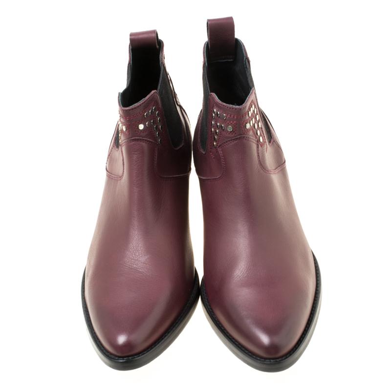 A perfect pair of stylish and effortlessly statement shoes that will last you through seasons and occasions, these Zadig and Voltaire Thylana boots are a must have in your collection. Crafted in burgundy leather, these ankle boots feature stud
