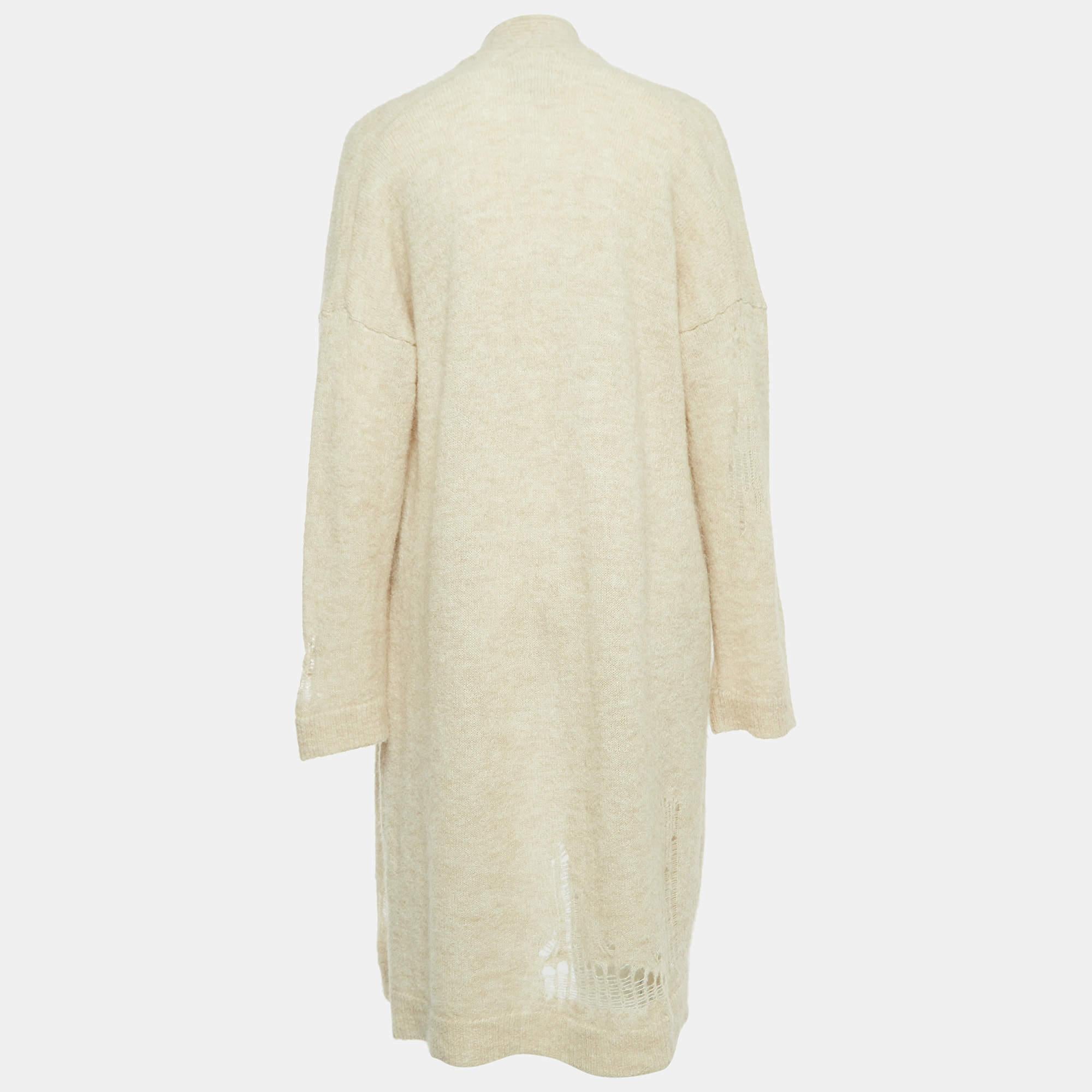 Whether you want to go out on casual outings with friends or just want to lounge around, this cardigan is a versatile piece and can be styled in many ways. It has been made using fine fabric.

