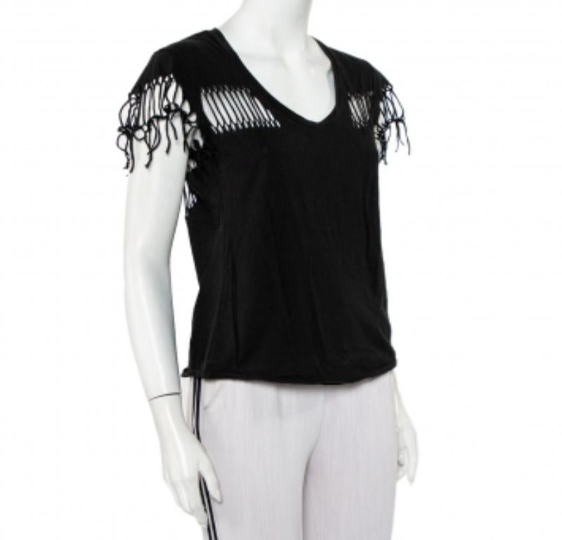 An edgy take on a simple T-shirt, this Zadig & Voltaire creation is for the fierce-hearted women out there. It has been crafted from black-hued cotton. This Wanda Fringes T-shirt is styled with a scoop neckline, short sleeves and cut-ut detailing